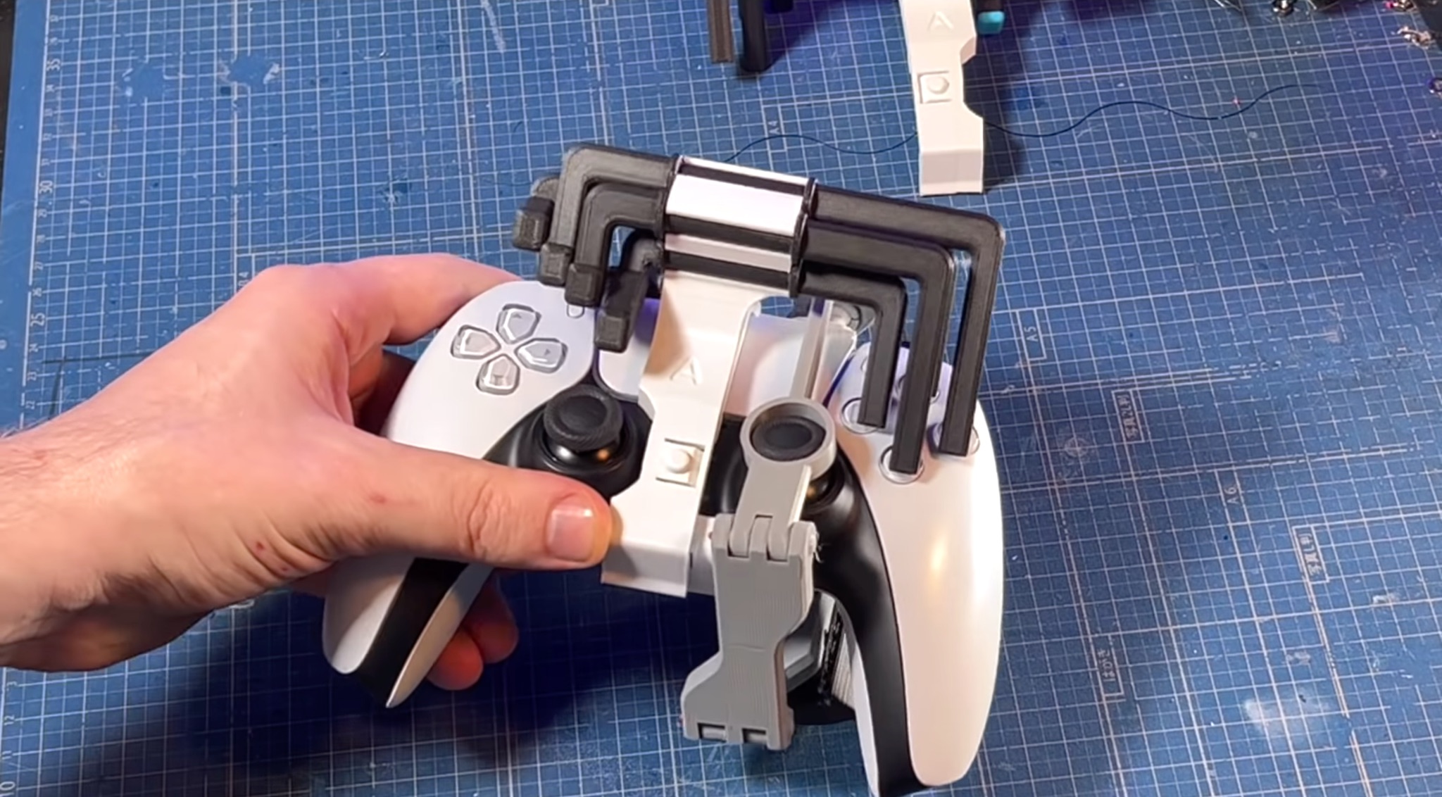 YouTuber "độ chế" tay cầm DualSense để chơi game PS5 bằng một tay, tay còn lại thì làm gì cũng được