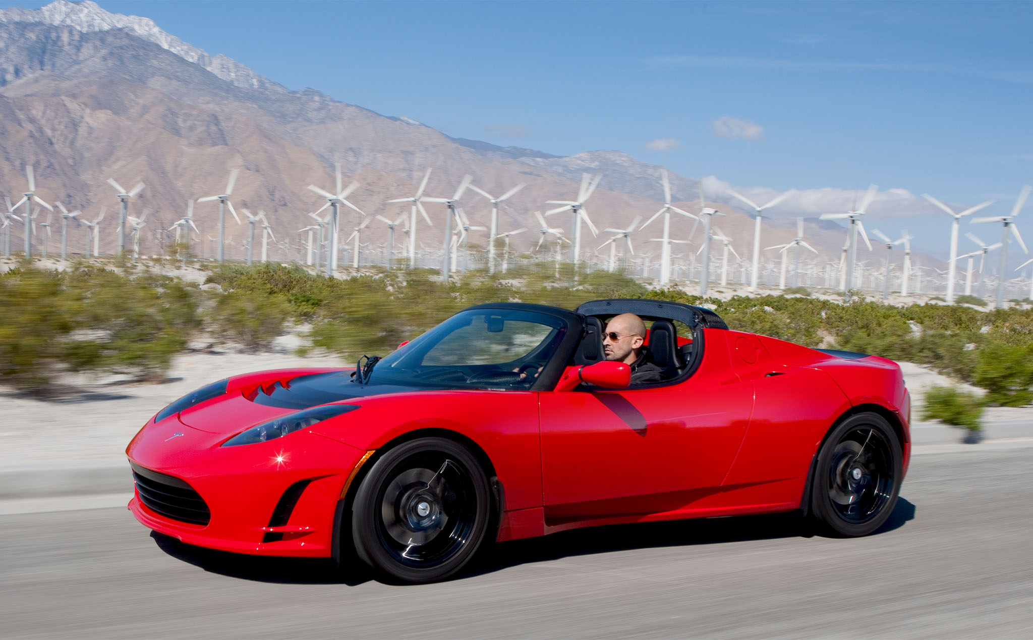 Gần 6 tỉ cho một chiếc xe hơi cũ, điều không tưởng đã thành thật với Tesla Roadster
