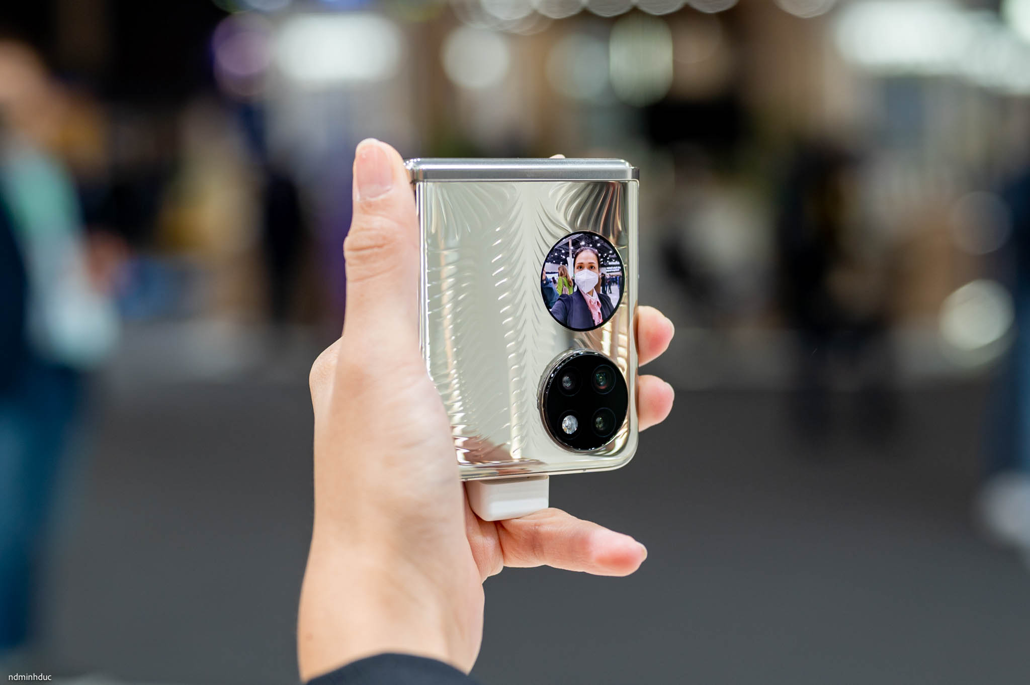 tren tay Huawei P50 Pocket -2-7.jpg