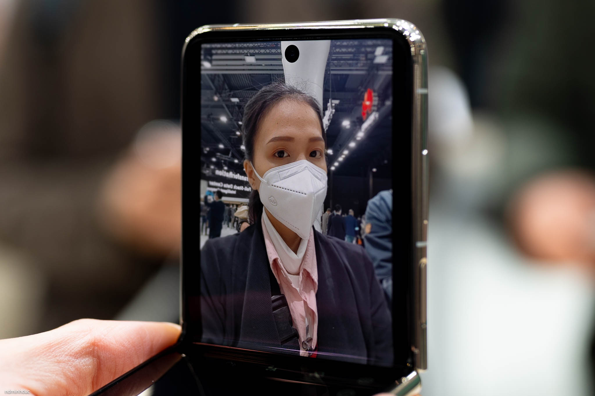 tren tay Huawei P50 Pocket -2-16.jpg