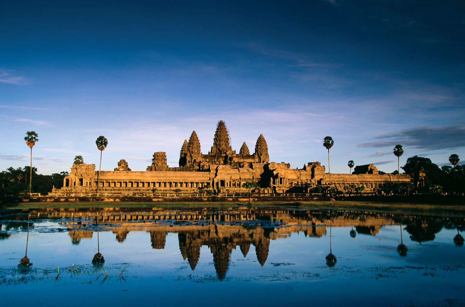 Angkor-Wat-temple-complex-Camb.jpg