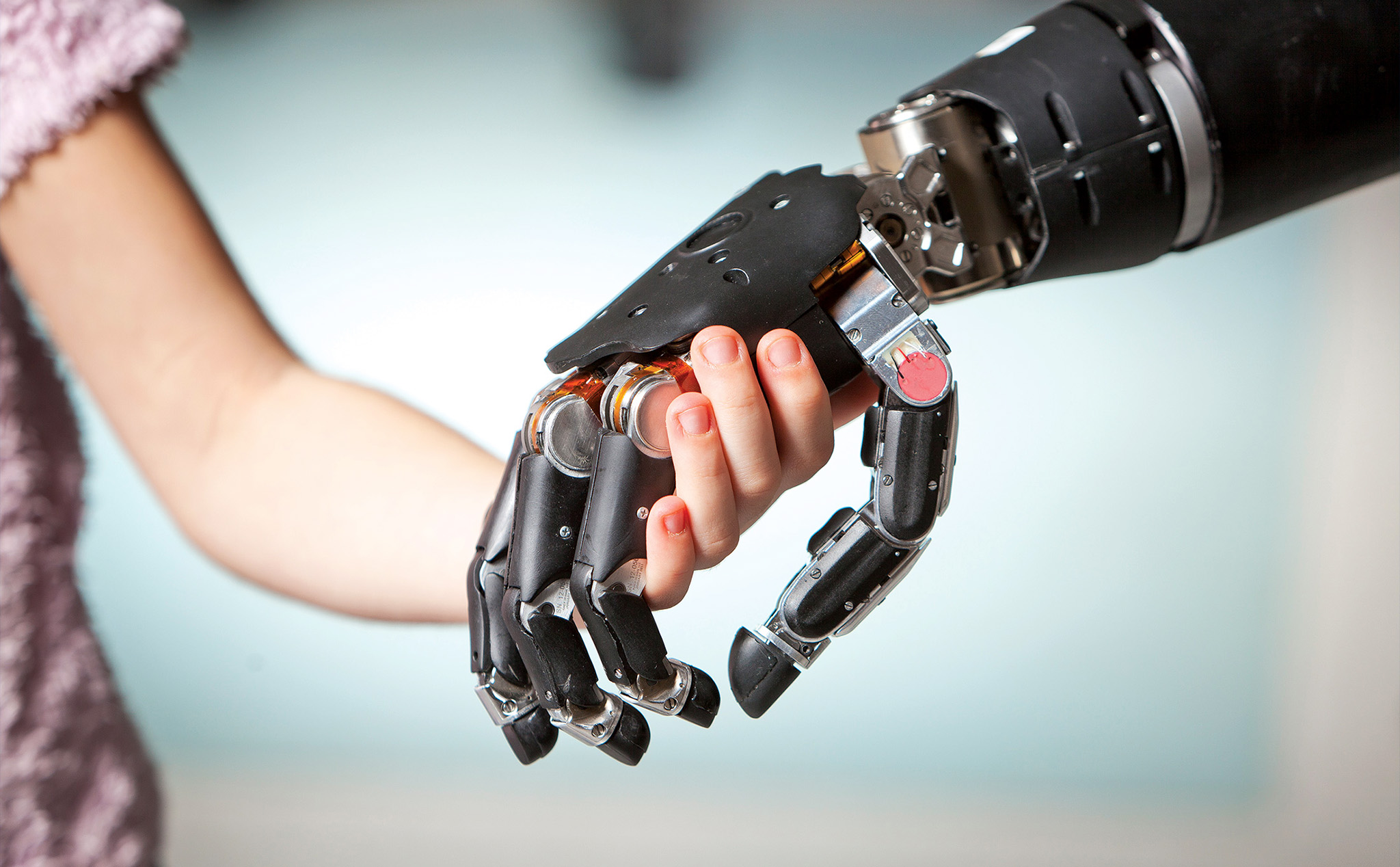 'Cánh tay nhân tạo đầu tiên của con người' sẽ ra mắt vào năm tới