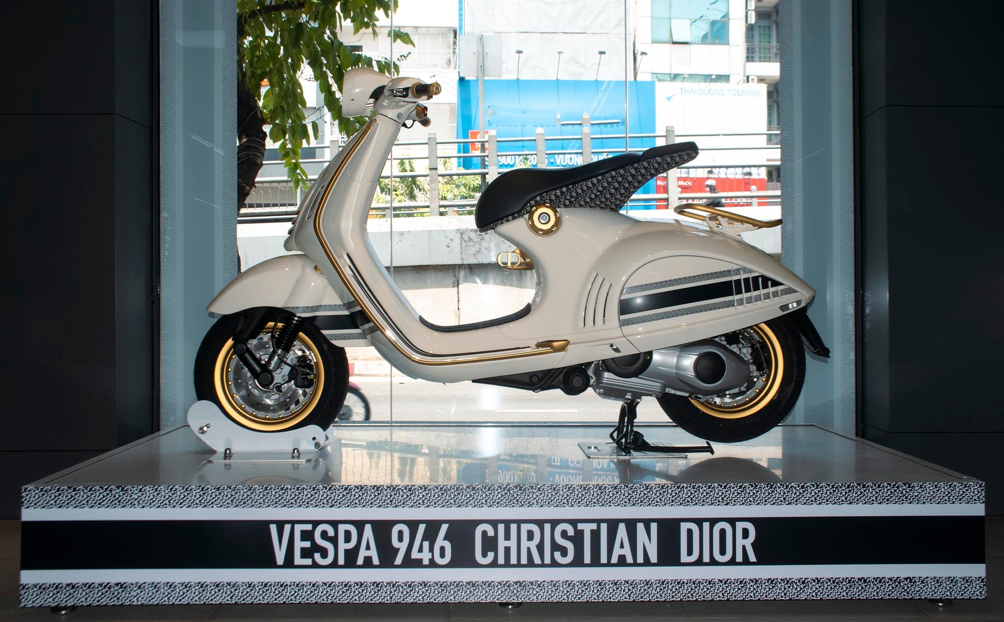 Giới thiệu Vespa 946 Christian Dior: Đẹp, độc, và (rất) đắt
