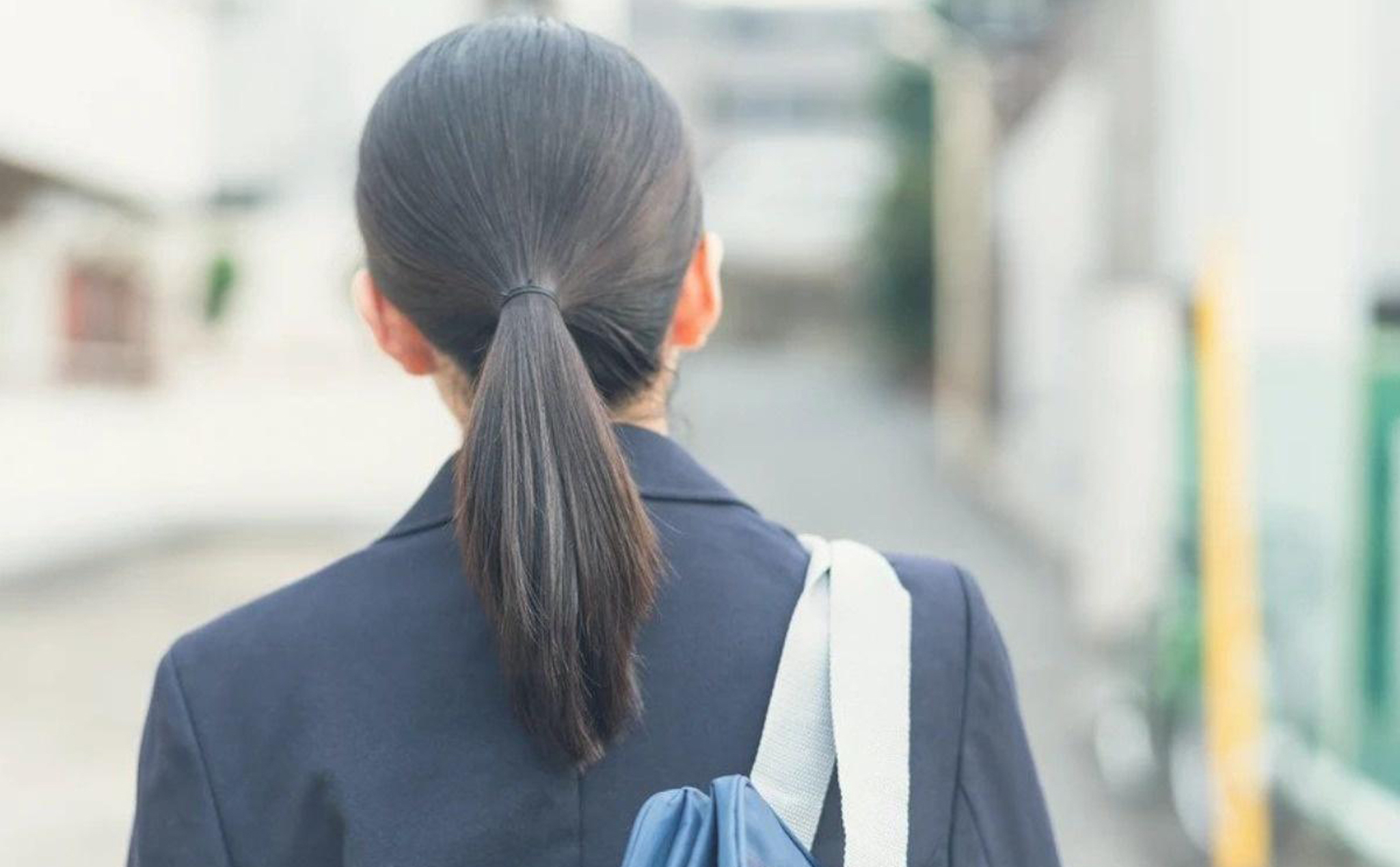 Trường học Nhật Bản nổi tiếng với quy định cấm buộc tóc đuôi ngựa, nhưng điều đó không hề giảm đi nét đẹp và tinh tế của các học sinh. Hình ảnh này sẽ giới thiệu đến bạn một phong cách trang phục và tóc tuyệt vời của các bạn trẻ Nhật Bản.