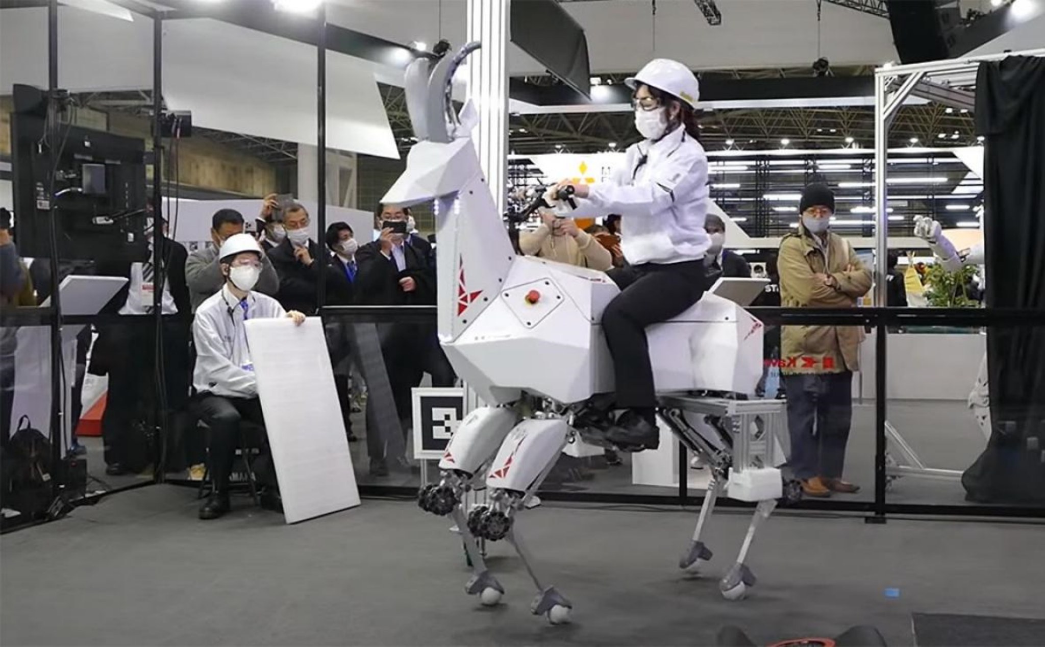 Kawasaki giới thiệu robot dê, có thể biến thành xe scooter và chở người đi lại