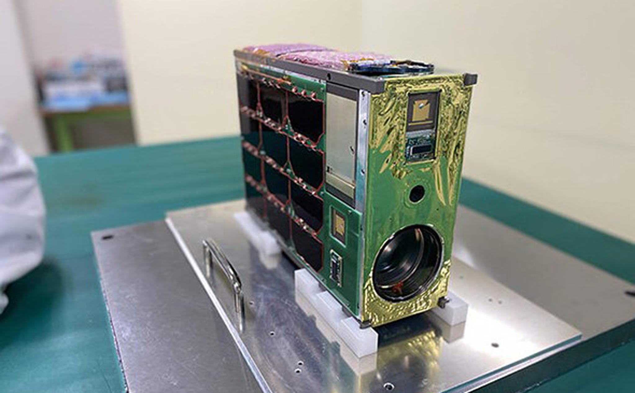 Pentax DA* 300mm f4 ED SDM được "độ" lại để gắn trên vệ tinh siêu nhỏ Kitsun 6 đã đi vào không gian