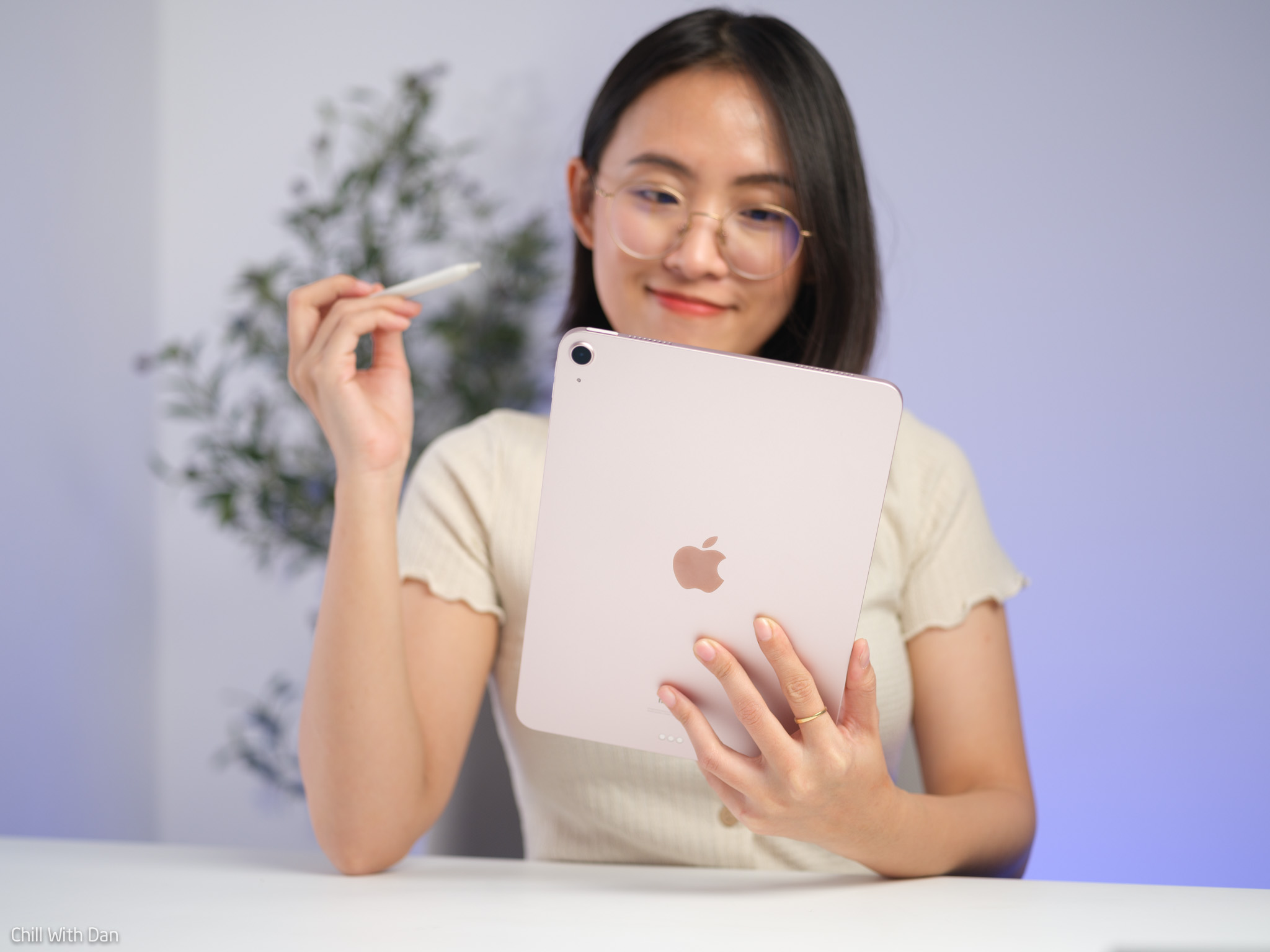 Trên tay iPad Air 5 màu hồng: chip M1, ngoại hình không đổi