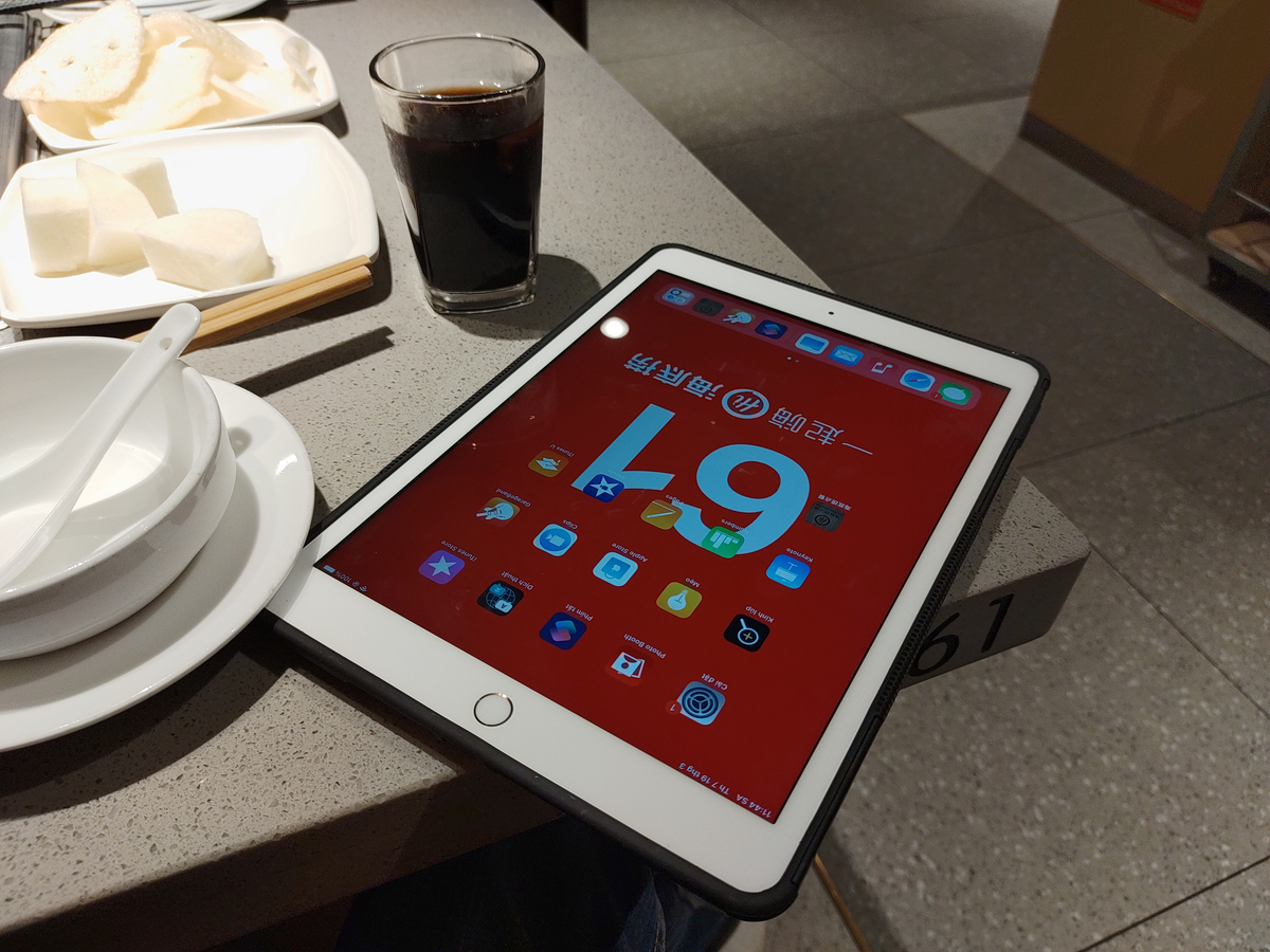Menu gọi món trên iPad, mình thường thấy nhiều nhà hàng họ dùng tablet Android, riêng nơi này...