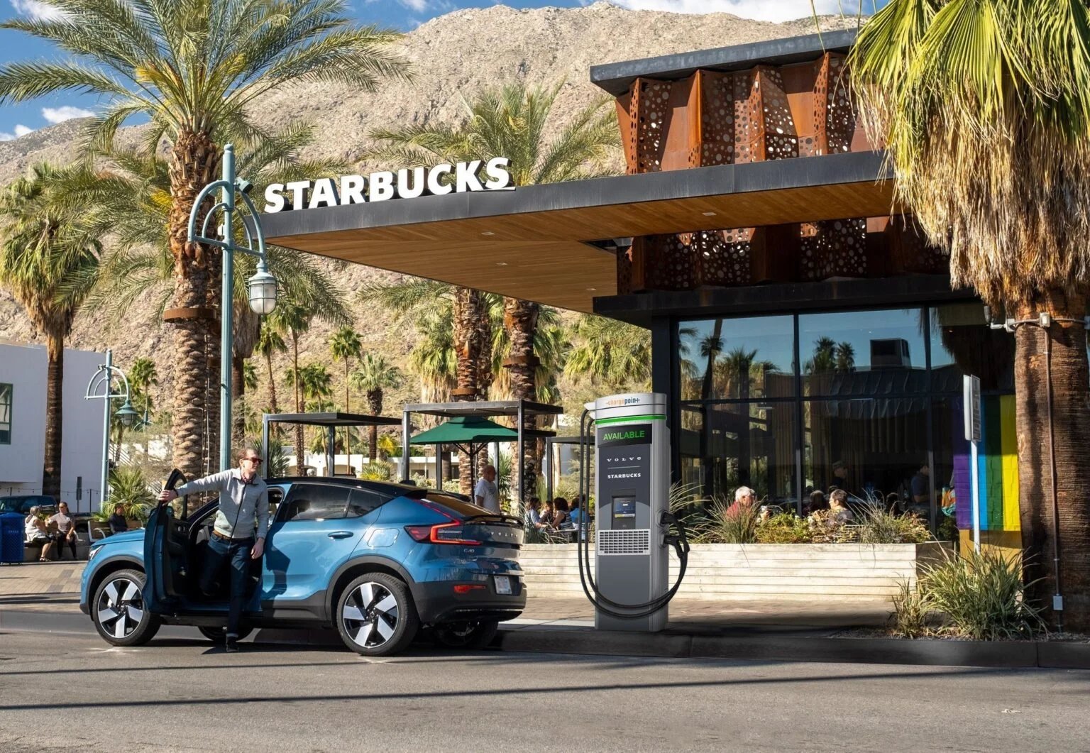 Volvo hợp tác với Starbucks để triển khai mô hình cà phê kiêm trạm sạc xe điện