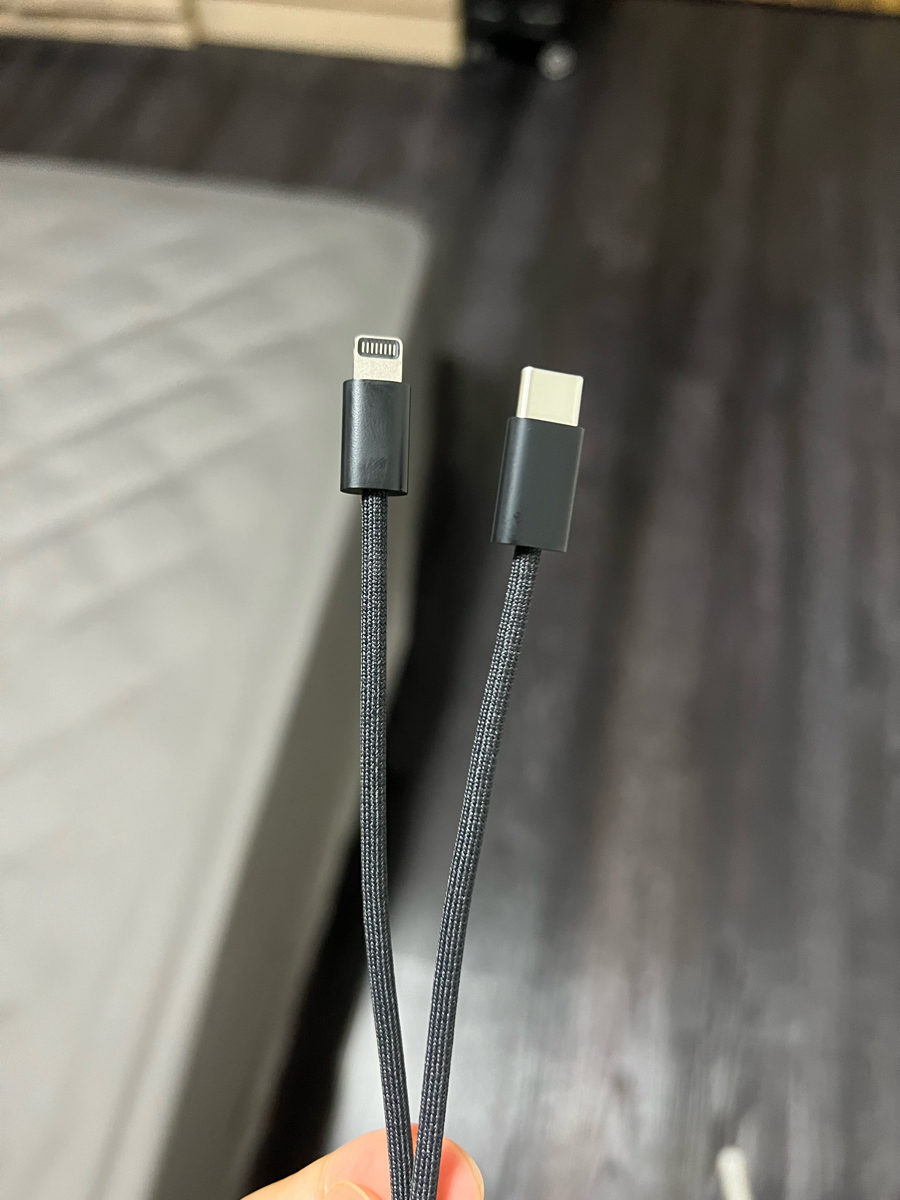 Cọng cáp braided black lightning cable của Apple đi kèm Magic Trackpad đen
