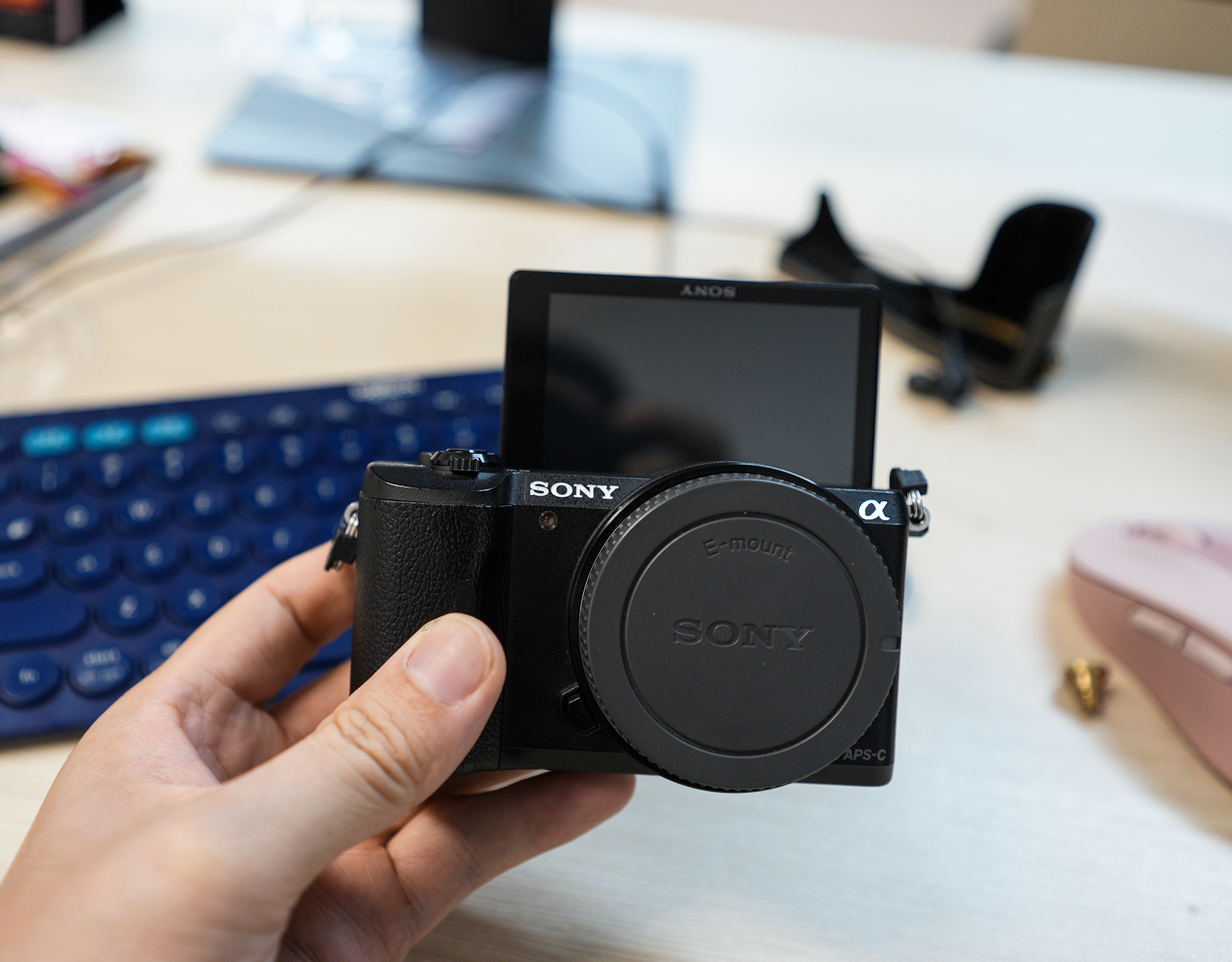 Sony A5100 cảm biến APS-C 24.3mp, thay được ống kính dành cho anh em tập tành chơi nhiếp ảnh.