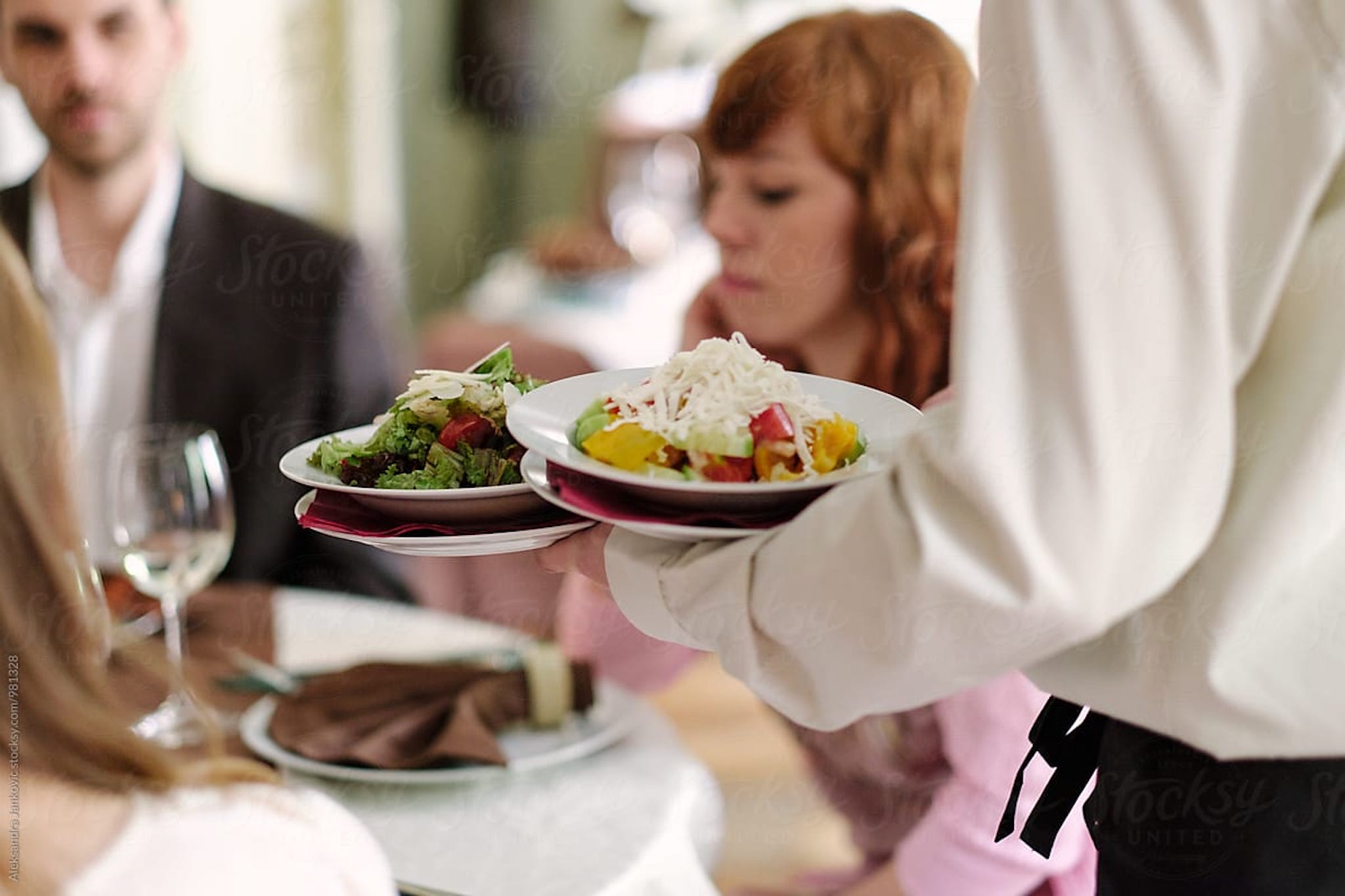 Передача food. Waiter at the Restaurant. Serve подача. Великолепное обслуживание. Lunch at the Restaurant.