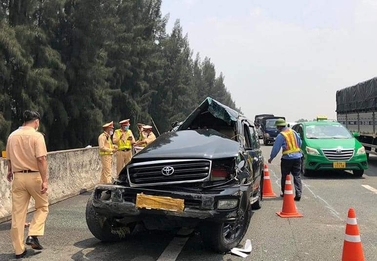 Vụ tai nạn làm lãnh đạo tp mất sáng nay. Xe bị nổ lốp, nếu người trong xe thắt dây an toàn chắc...