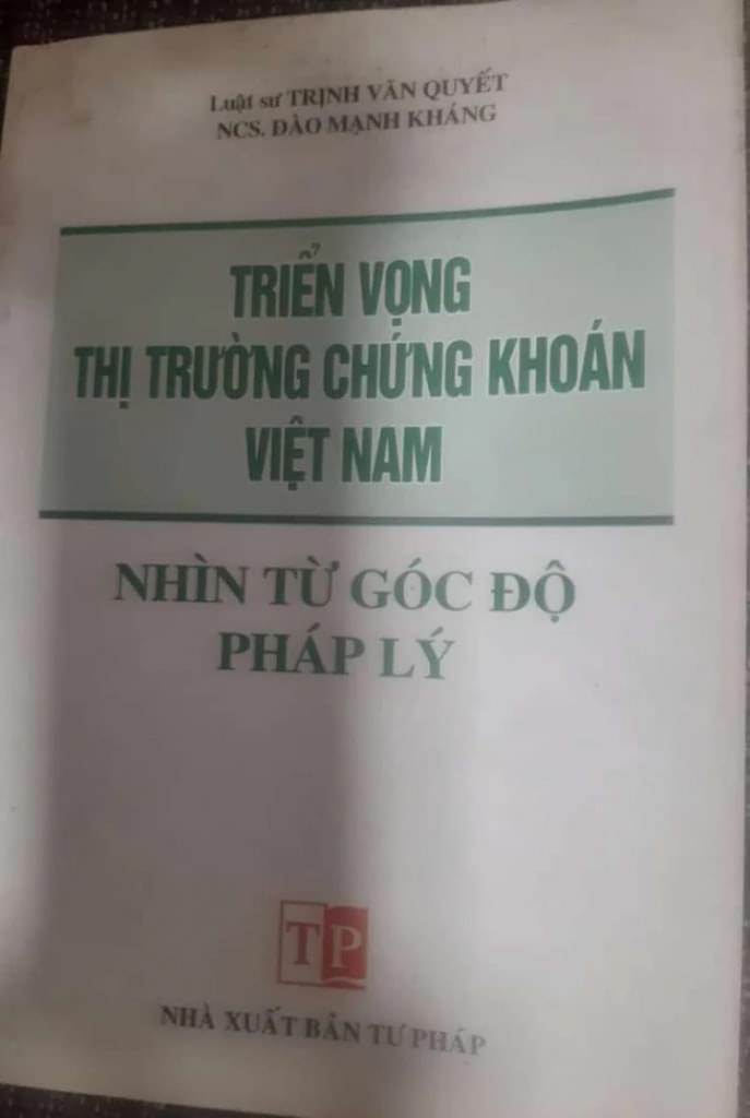 Sách về chứng khoán của NXB Tư pháp phát hành do LS. Trịnh Văn Quyết biên soạn.