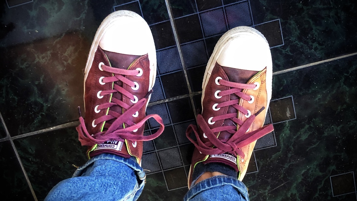 Trên chân đôi giày da Converse Chuck Taylor All Star II, sau nhiều năm mang dầm mưa dãi nắng