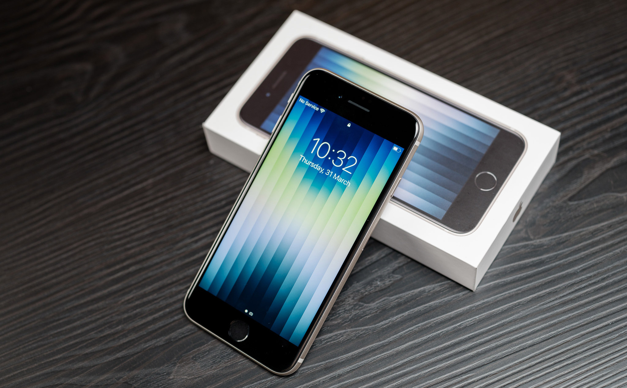 Unboxing iPhone SE 2022: Altes Design, neues Wallpaper
