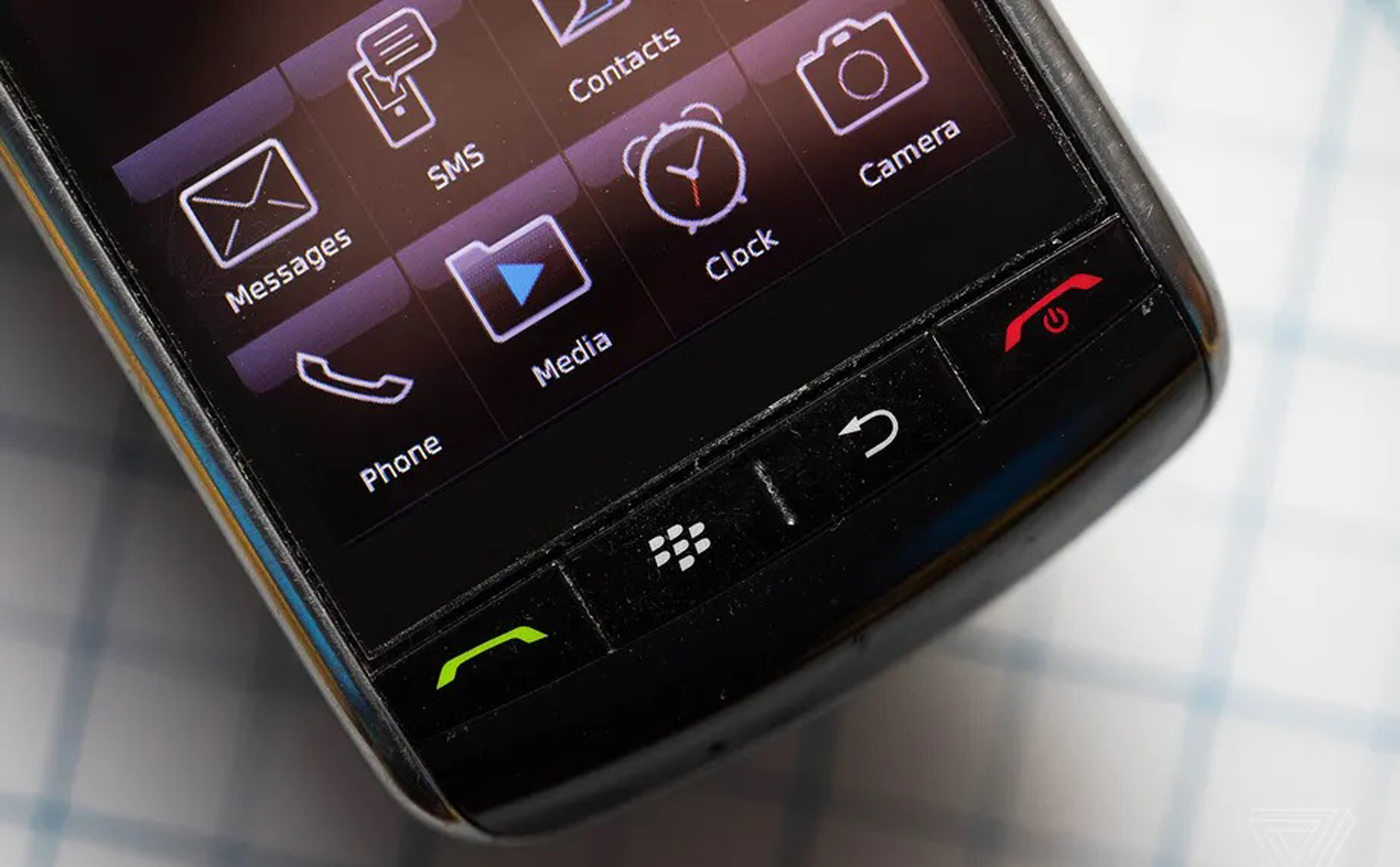 Nhìn lại BlackBerry Storm: lý do tại sao không nên biến màn hình cảm ứng thành một nút bấm vật lý?