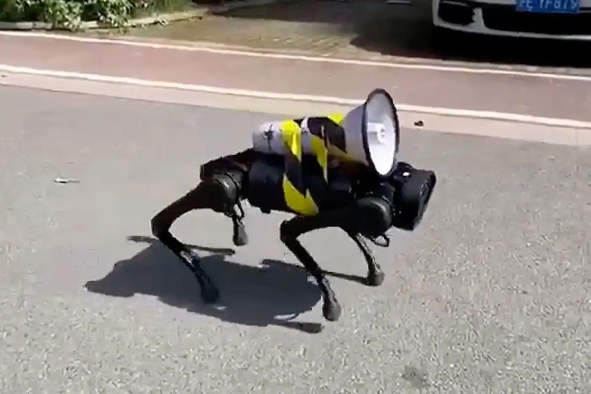 Thượng Hải giãn cách, chính quyền buộc loa phóng thanh vào chó robot để thông báo hướng dẫn an toàn