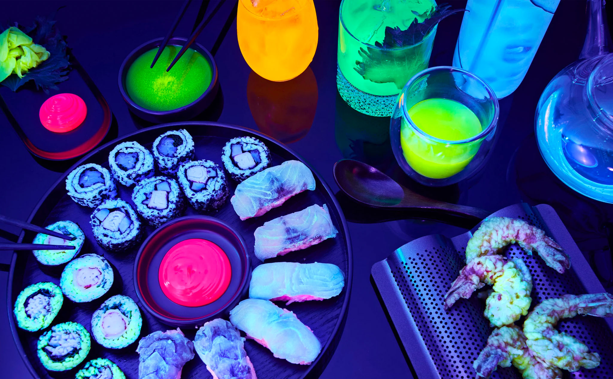 "Glow-in-the-Dark Sushi": Quán bar phục vụ các món sushi và cocktail phát sáng