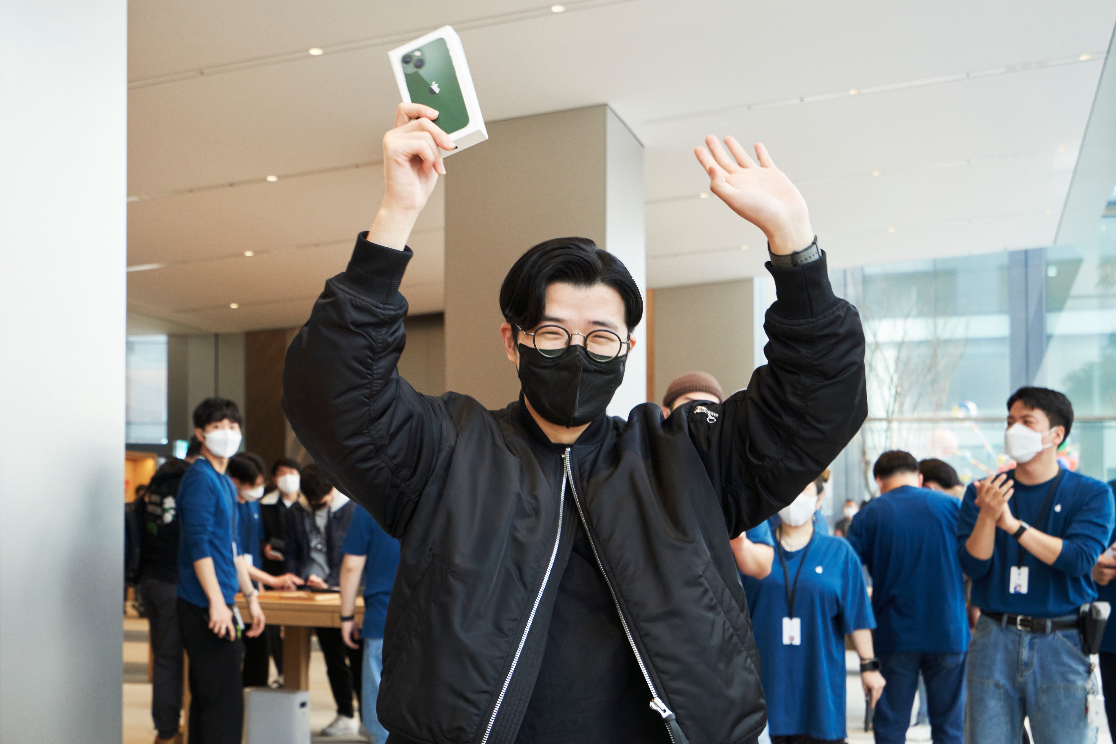 Apple-Myeongdong-opening-day-customer-with-new-iPhone.jpeg