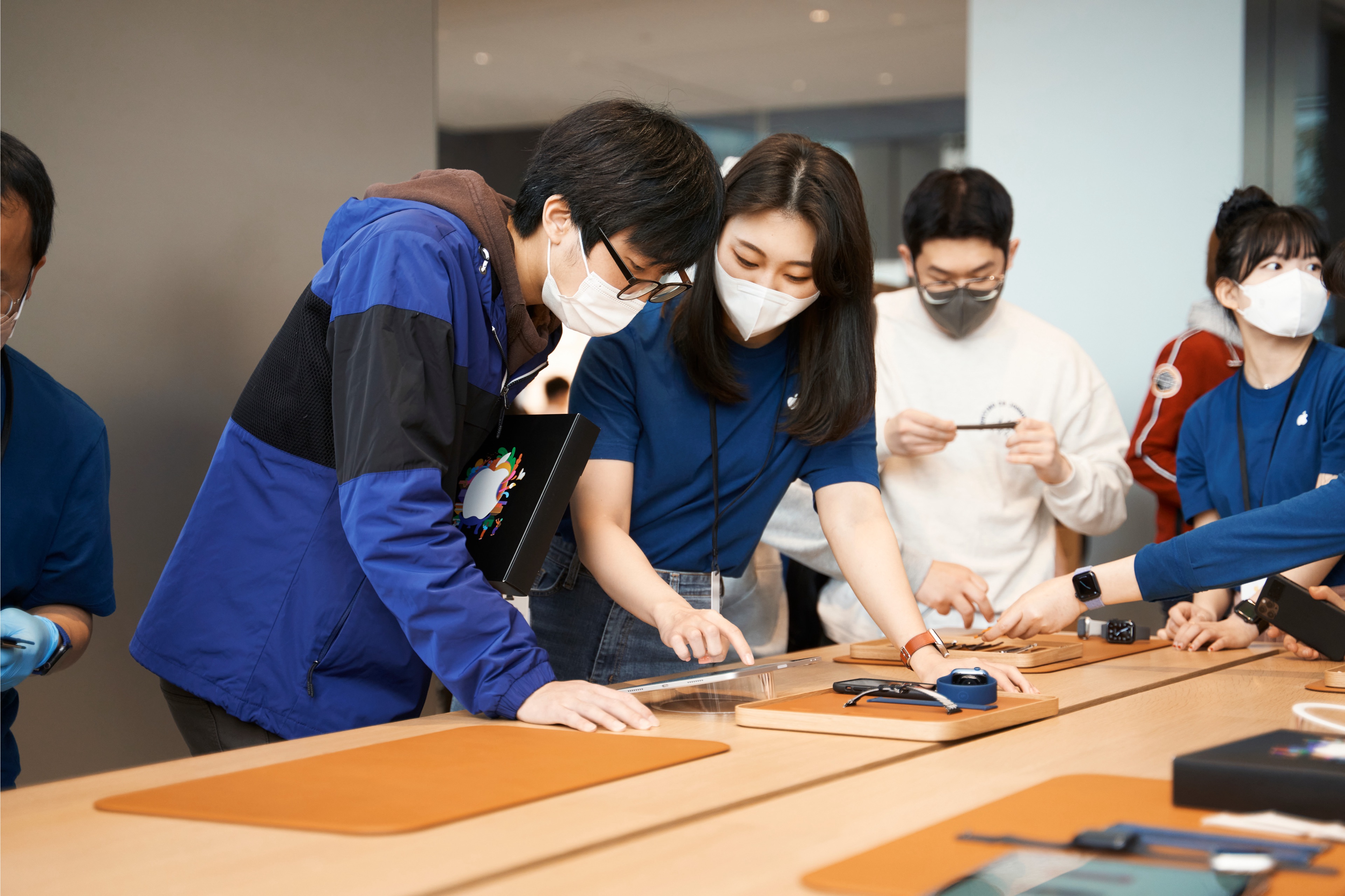 Apple-Myeongdong-opening-day-team-member-and-customer.jpeg