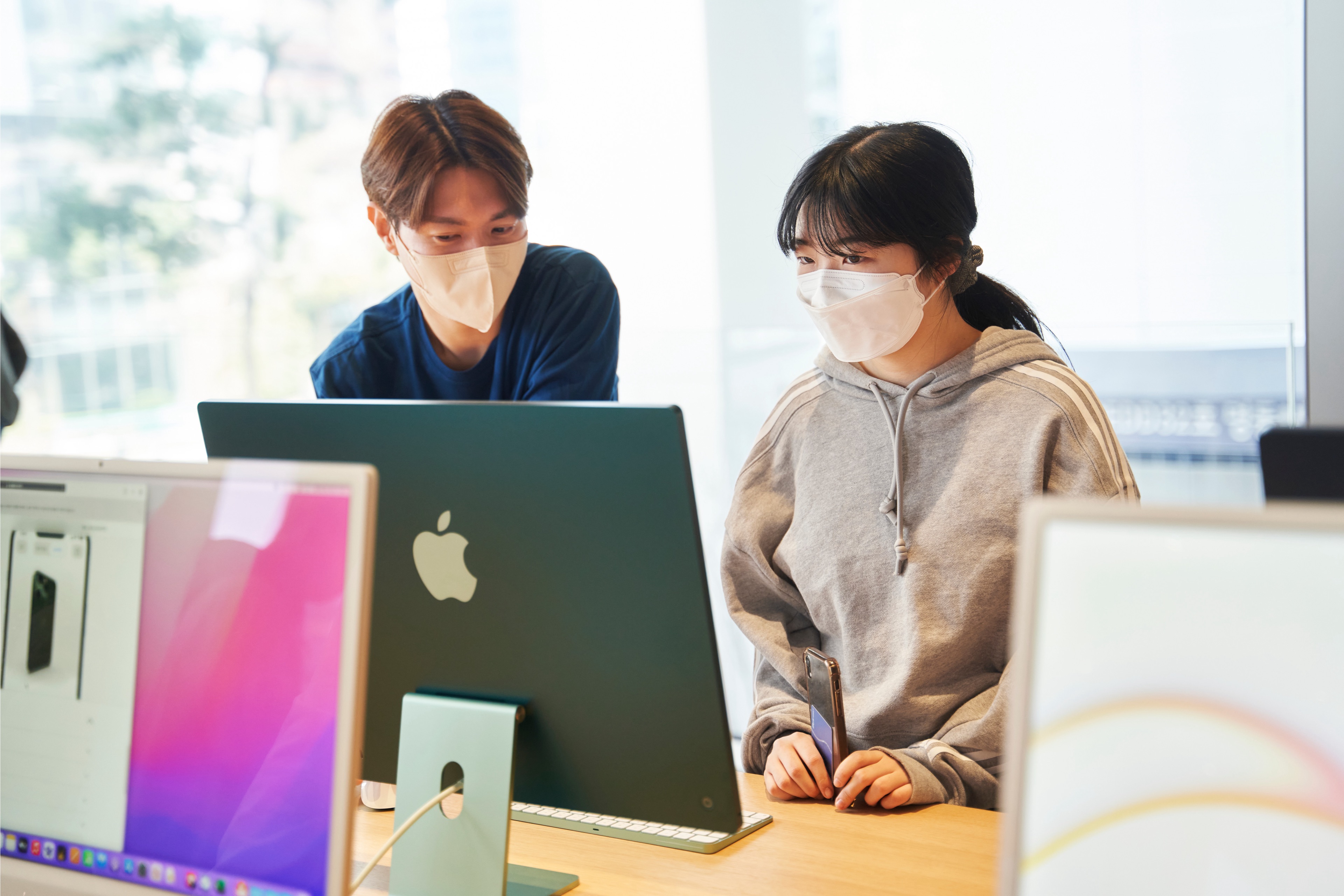 Apple-Myeongdong-opening-day-customer-help.jpeg