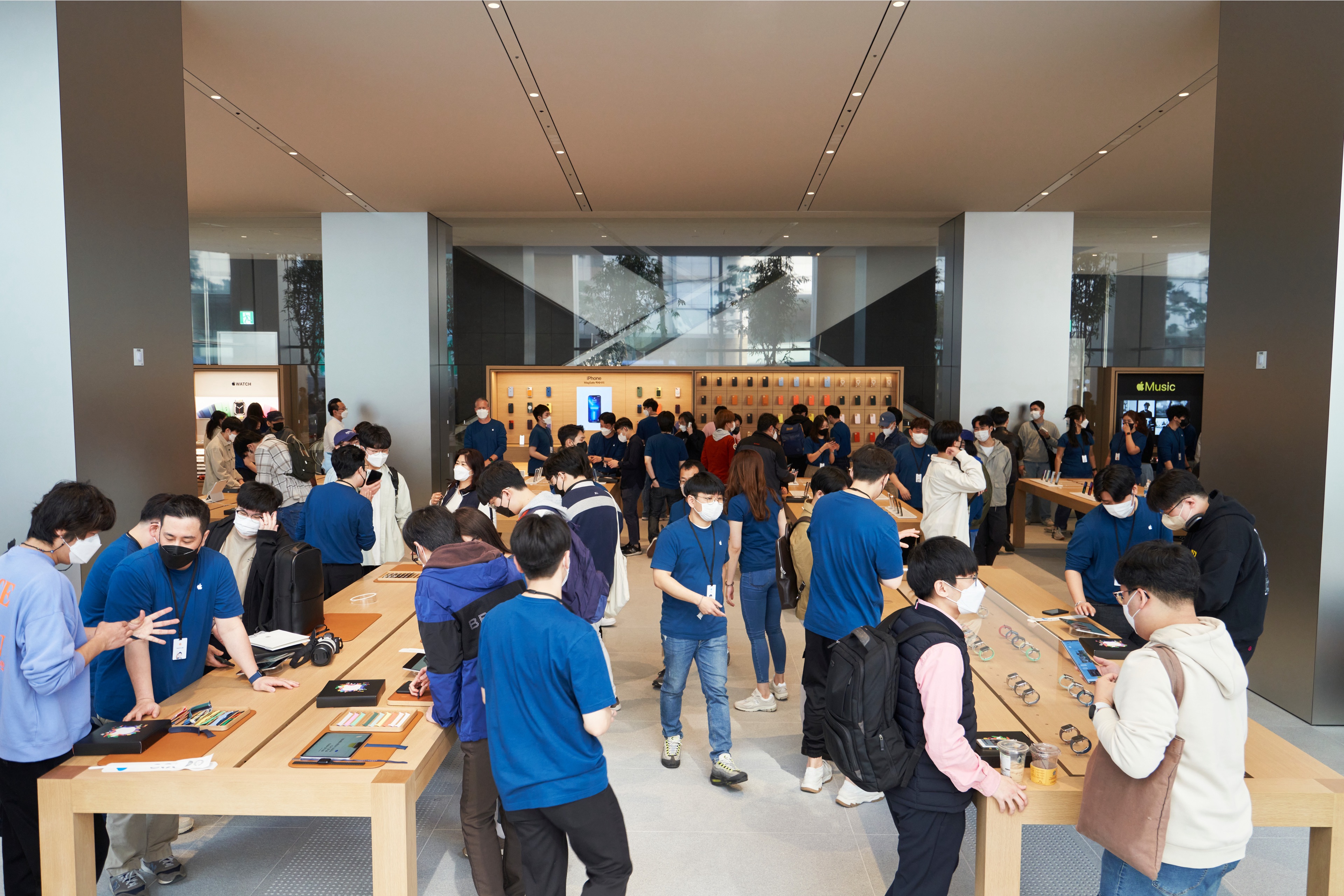 Apple-Myeongdong-opening-day-interior.jpeg