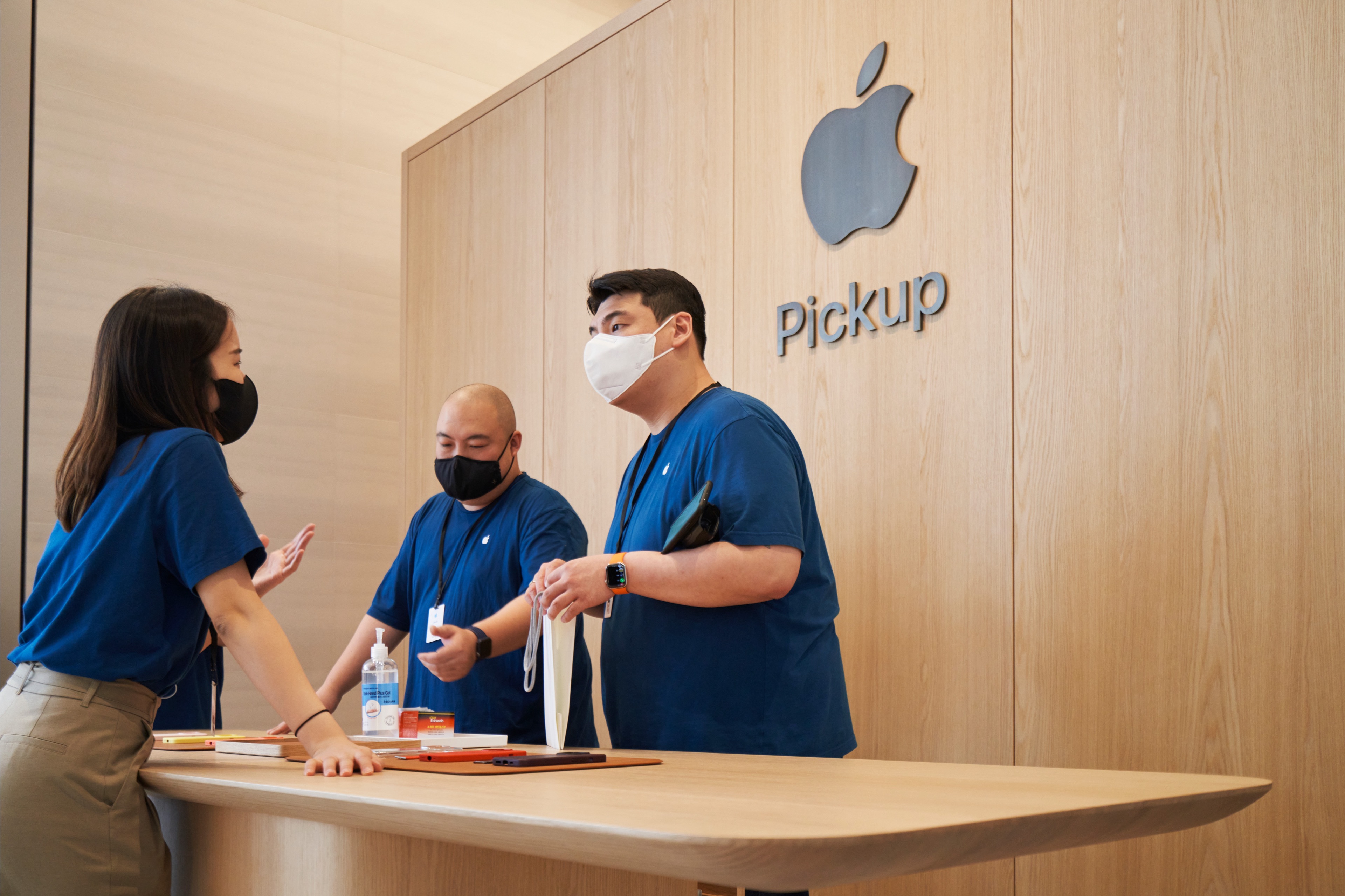 Apple-Myeongdong-opening-day-Apple-Pickup-area.jpeg