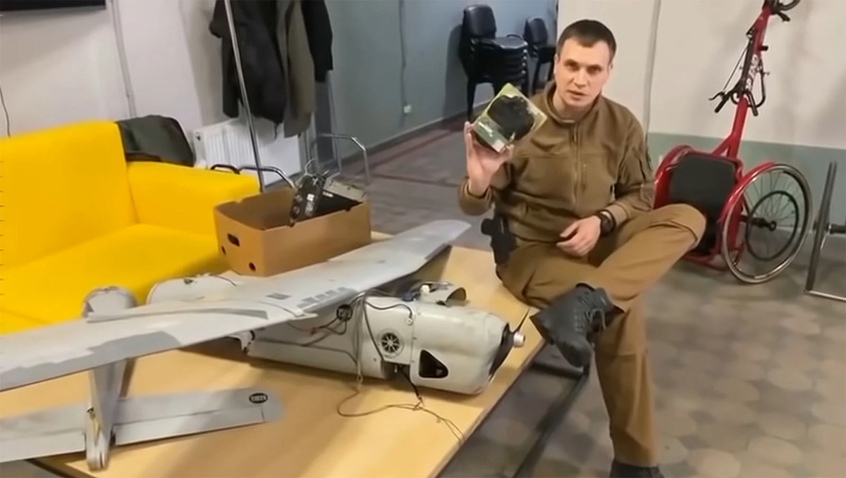 Ukriane "mổ bụng" một chiếc drone trính sát của Nga và thấy Canon DSLR trong đó