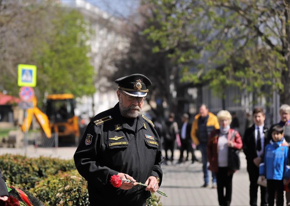 Sevastopol, Crime ngày 15/04/2022: Nhiều người đặt vòng hoa ở trung tâm Sevastopol, khu vực có...