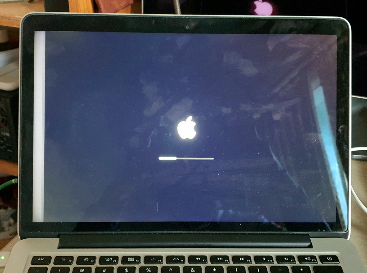 Các bác có kinh nghiệm cho em hỏi màn hình Macbook pro later 2013 bị sọc bên trái thế này là do lỗi