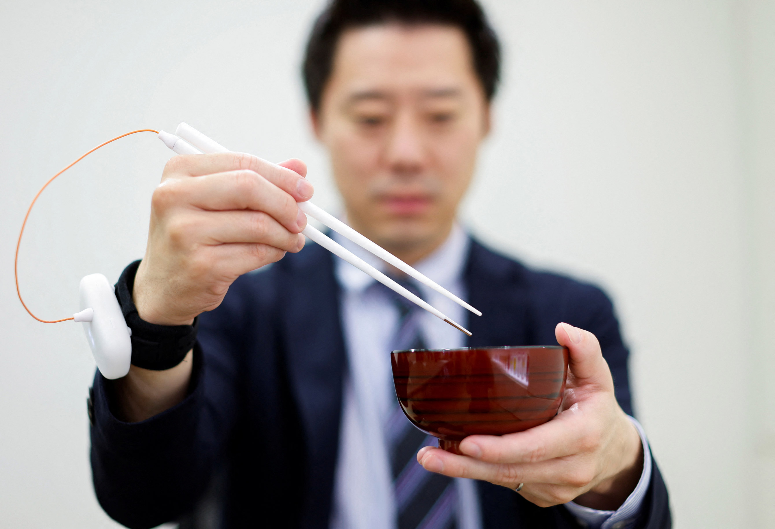 Ăn giảm muối: Nhật Bản chế ra đôi đũa khiến đồ ăn có cảm giác mặn hơn thực tế
