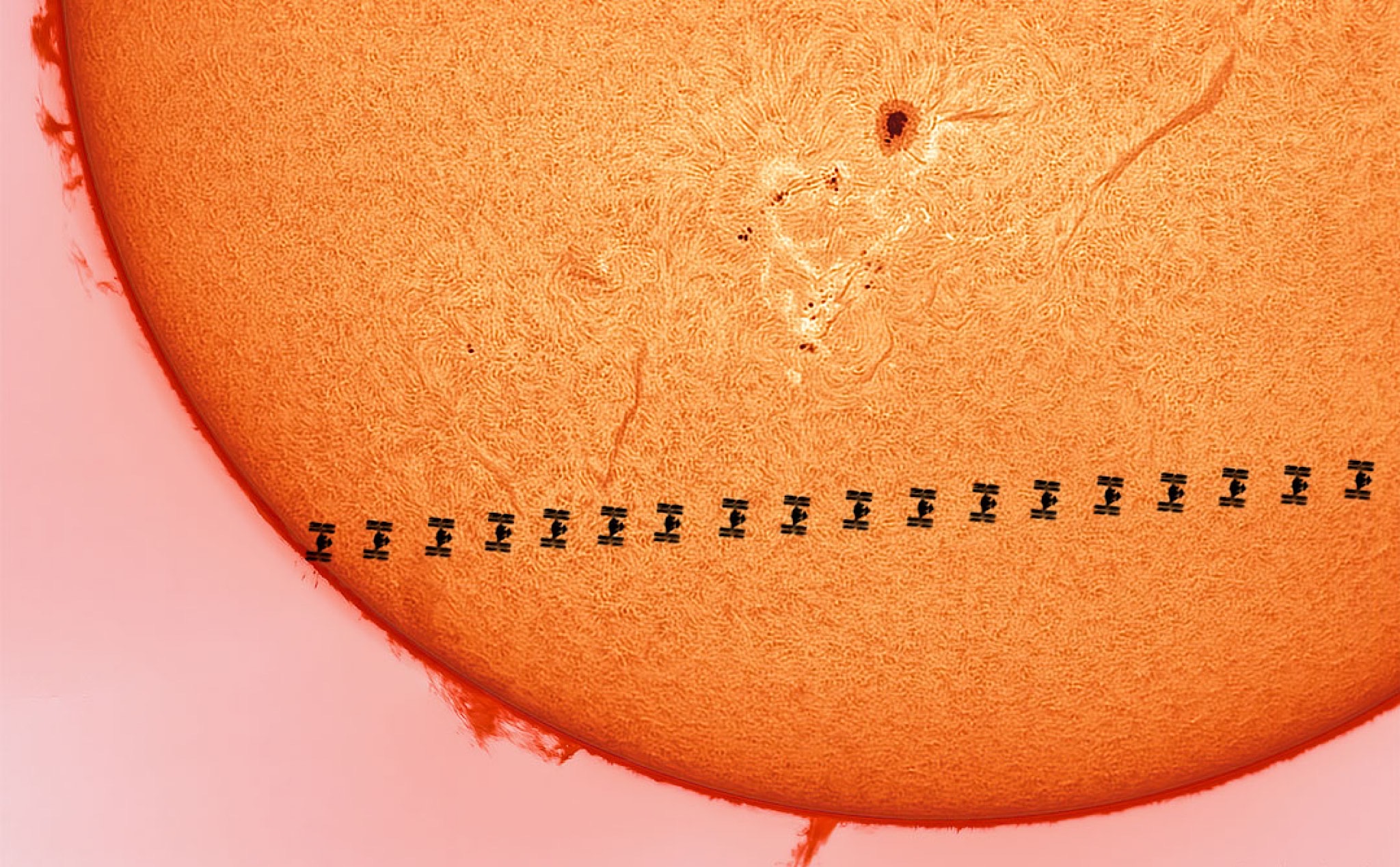 Khoảnh khắc trạm Vũ trụ Quốc tế ISS đi ngang qua Mặt trời