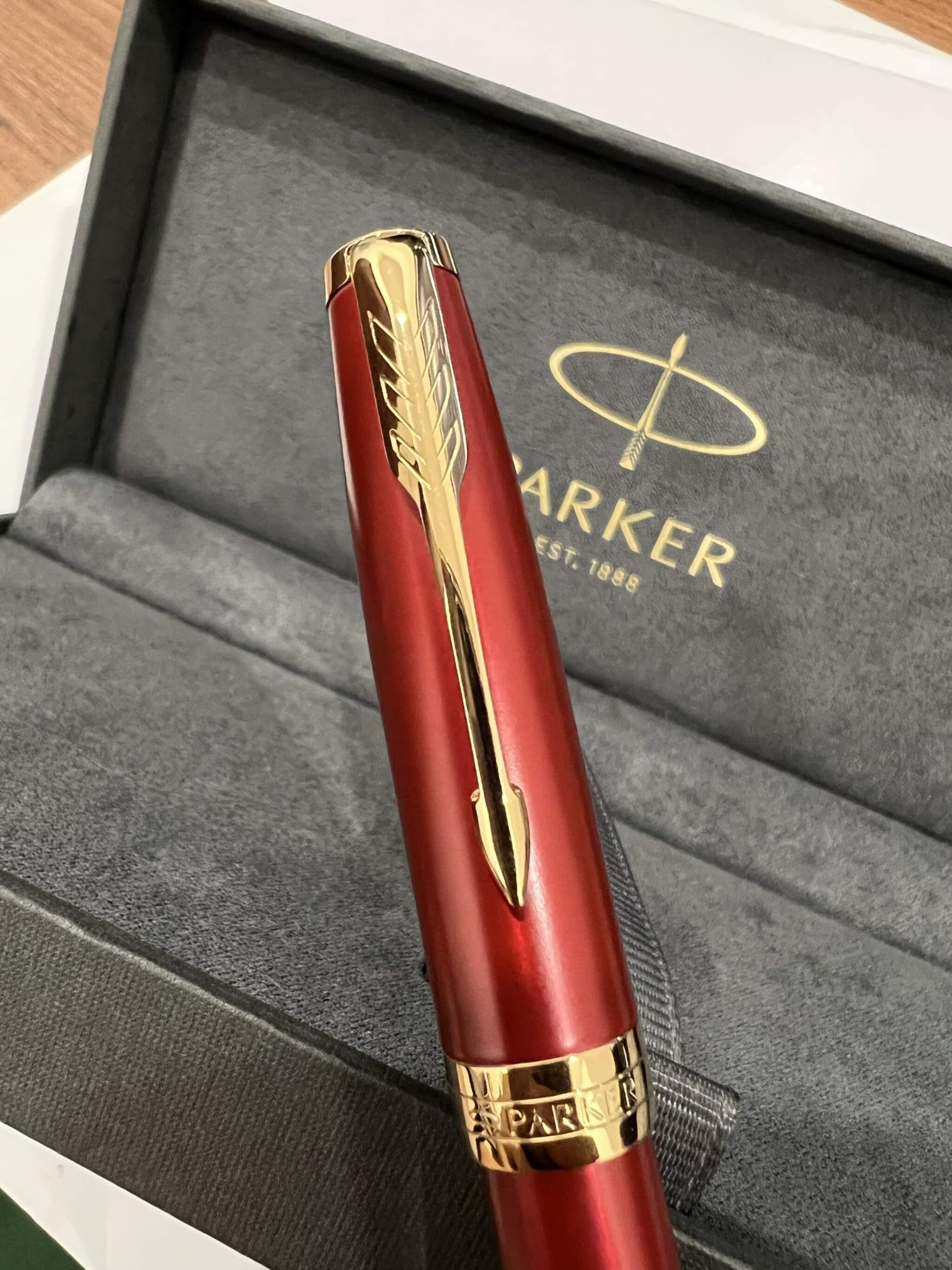 Trên tay Bút máy Parker Sonnet Lacque Red - một cây bút đẹp!