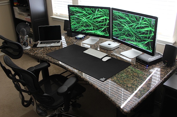 mac-mini-thunderbolt-displays-full-desk.jpeg