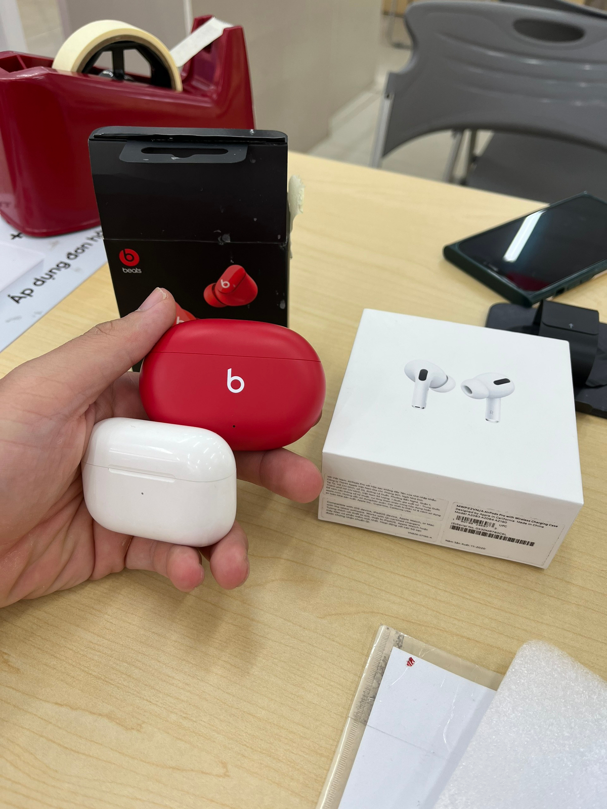 sau 1 ít phút test thì mình đã quyết định chọn Airpods Pro mặc dù chất âm của Beats ngon hơn