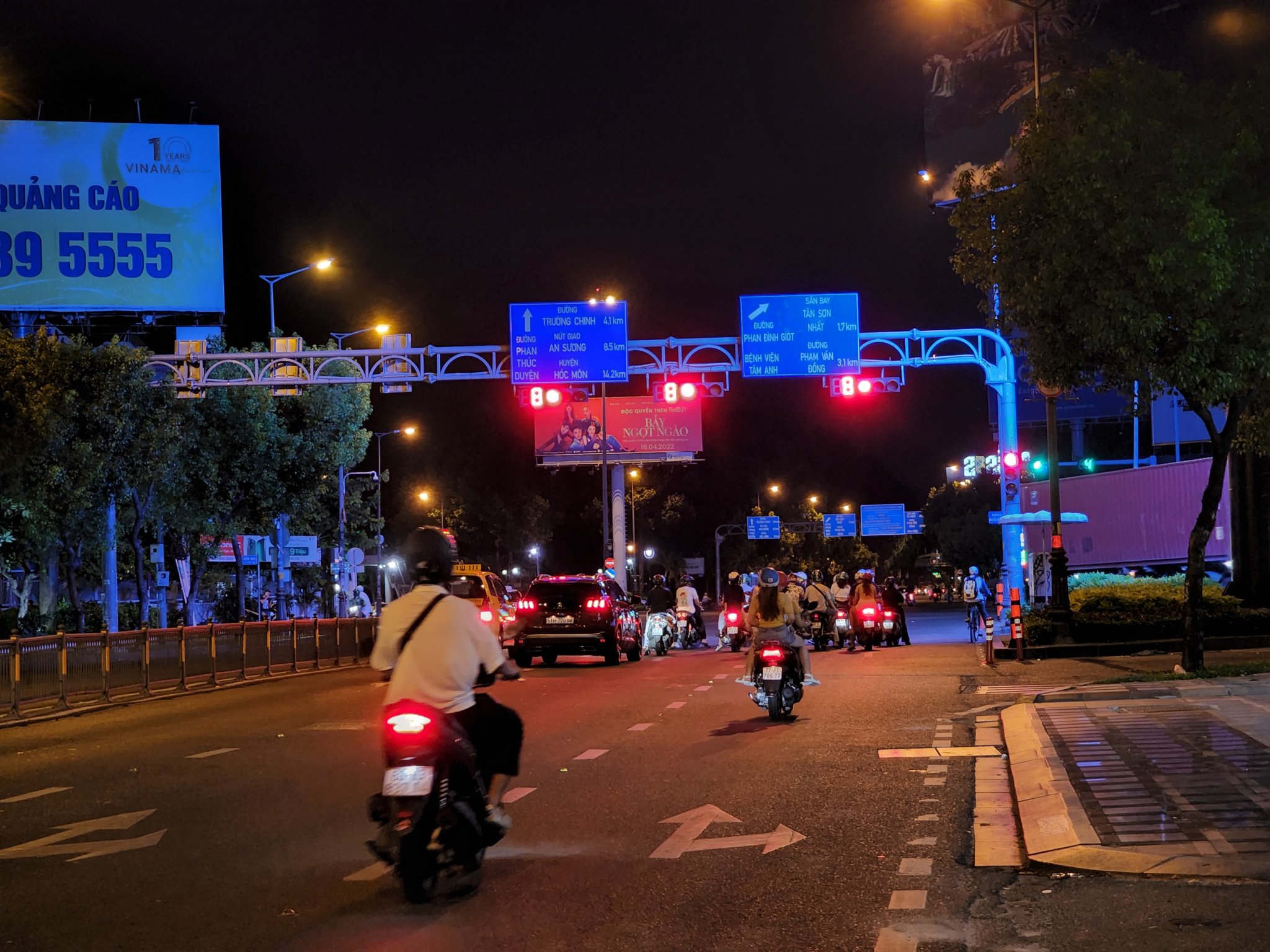 Chia sẻ: cách dừng đèn đỏ an toàn để không bị “xe điên” tông từ phía sau