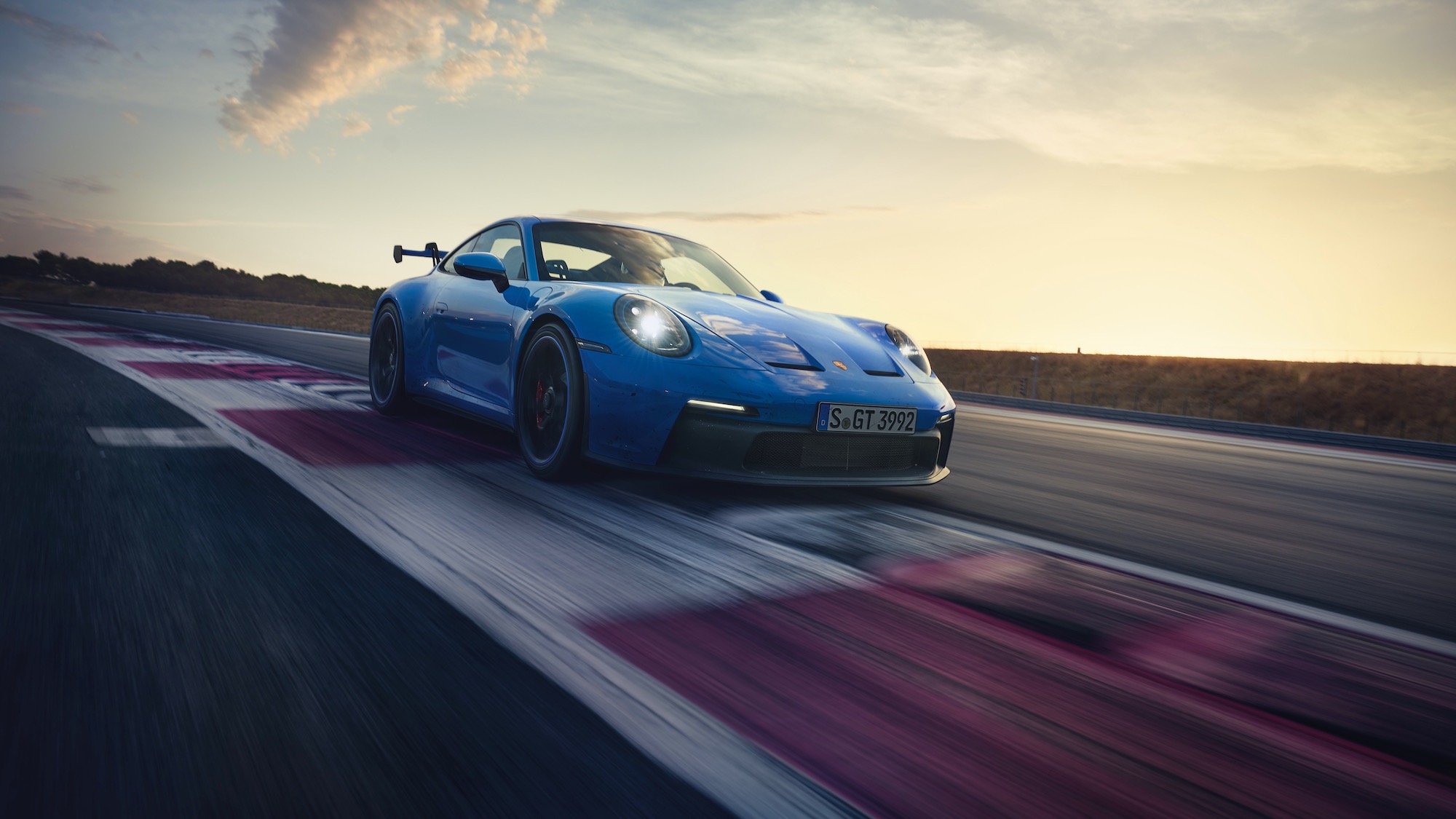 Xăng nhân tạo: Giải pháp để Porsche tiếp tục sản xuất những chiếc 911 động cơ đốt trong
