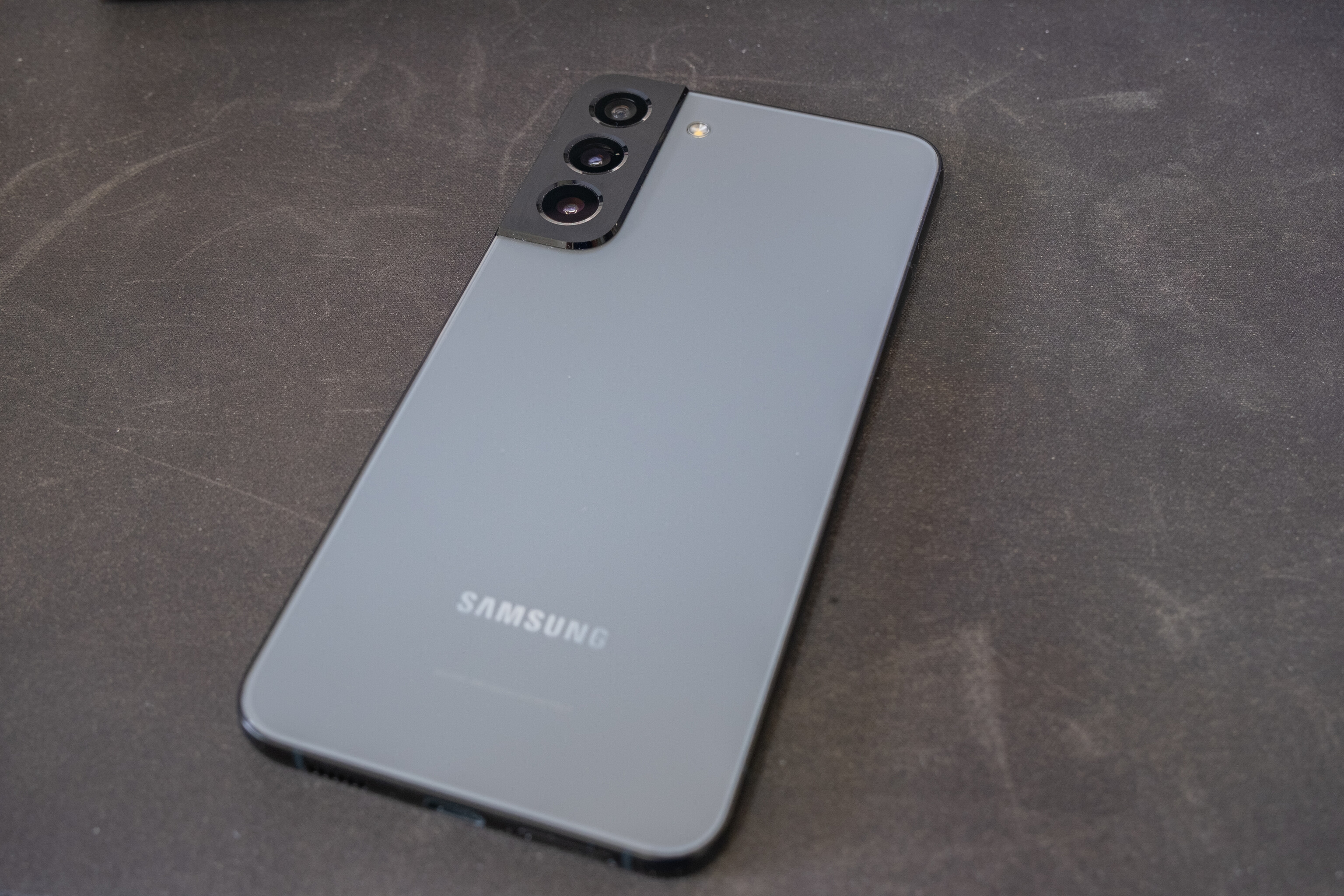 Trên tay Samsung Galaxy S22+ màu graphite