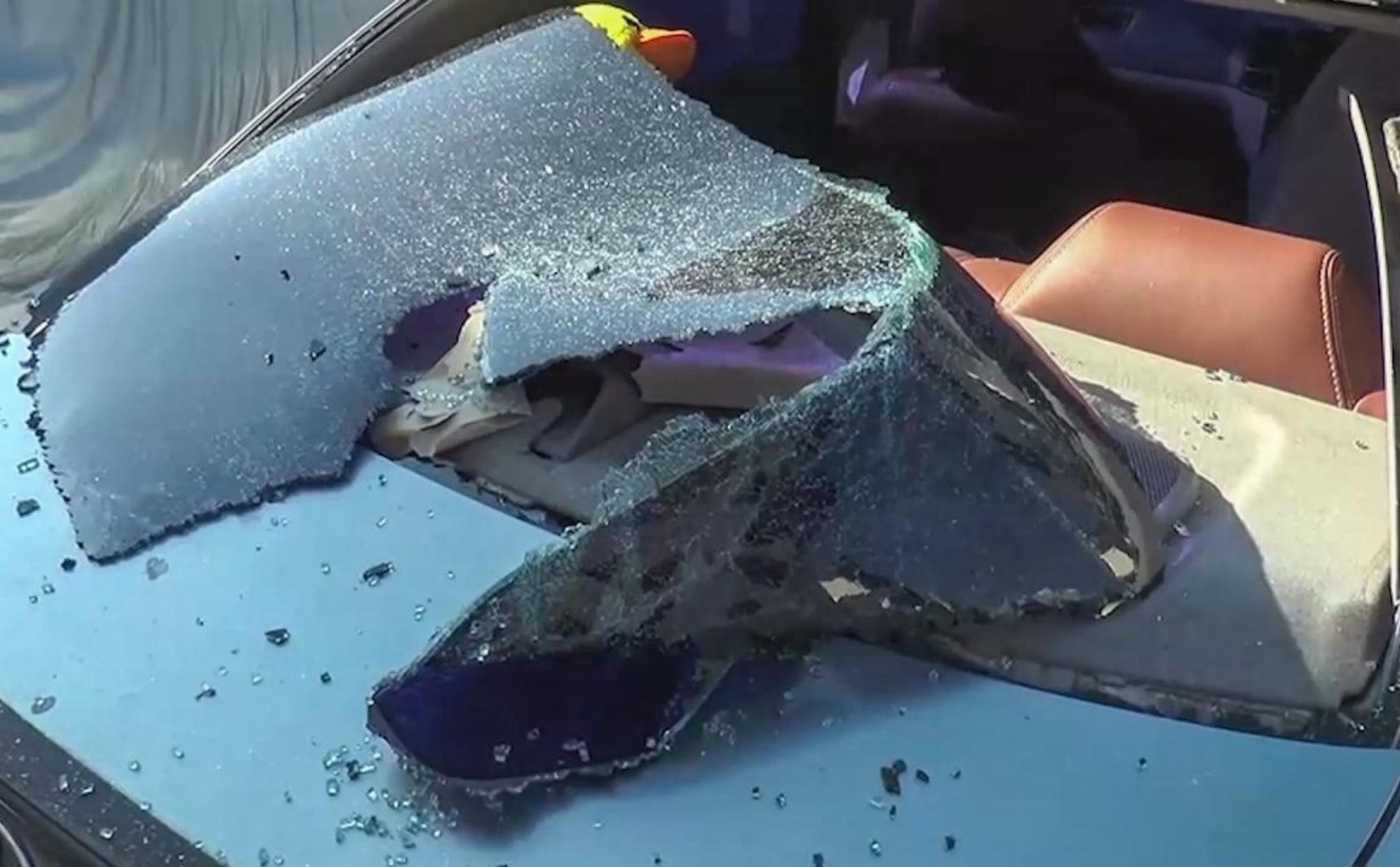 [Video] Chai xịt khử mùi để trong xe phát nổ