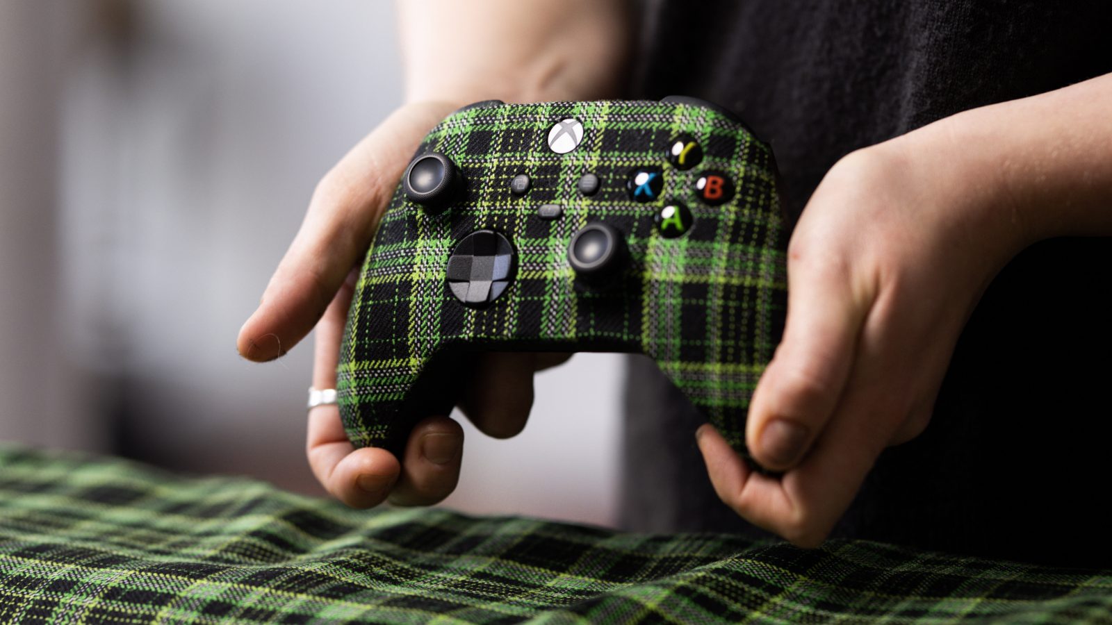 Mừng 20 năm hoạt động ở Scotland, Xbox làm tay cầm bọc vải truyền thống, chỉ tặng không bán