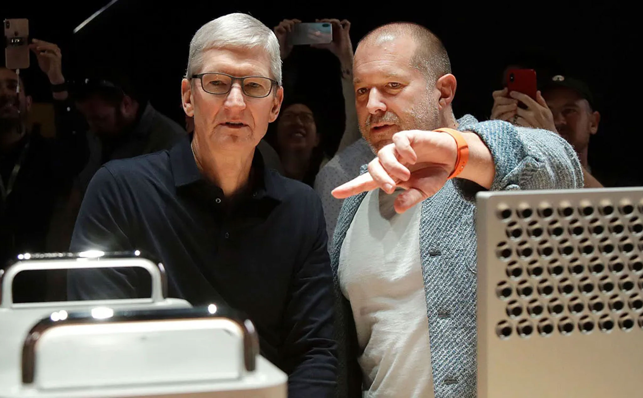 Jony Ive những năm cuối ở Apple: Mối quan hệ với Tim Cook, kiệt sức và những thay đổi văn hoá
