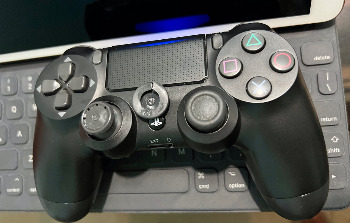 Tay cầm zin ps4 của mình núm cao su trên cần gạt trơn trơn như dính dầu mặc dù không tiếp xúc với d