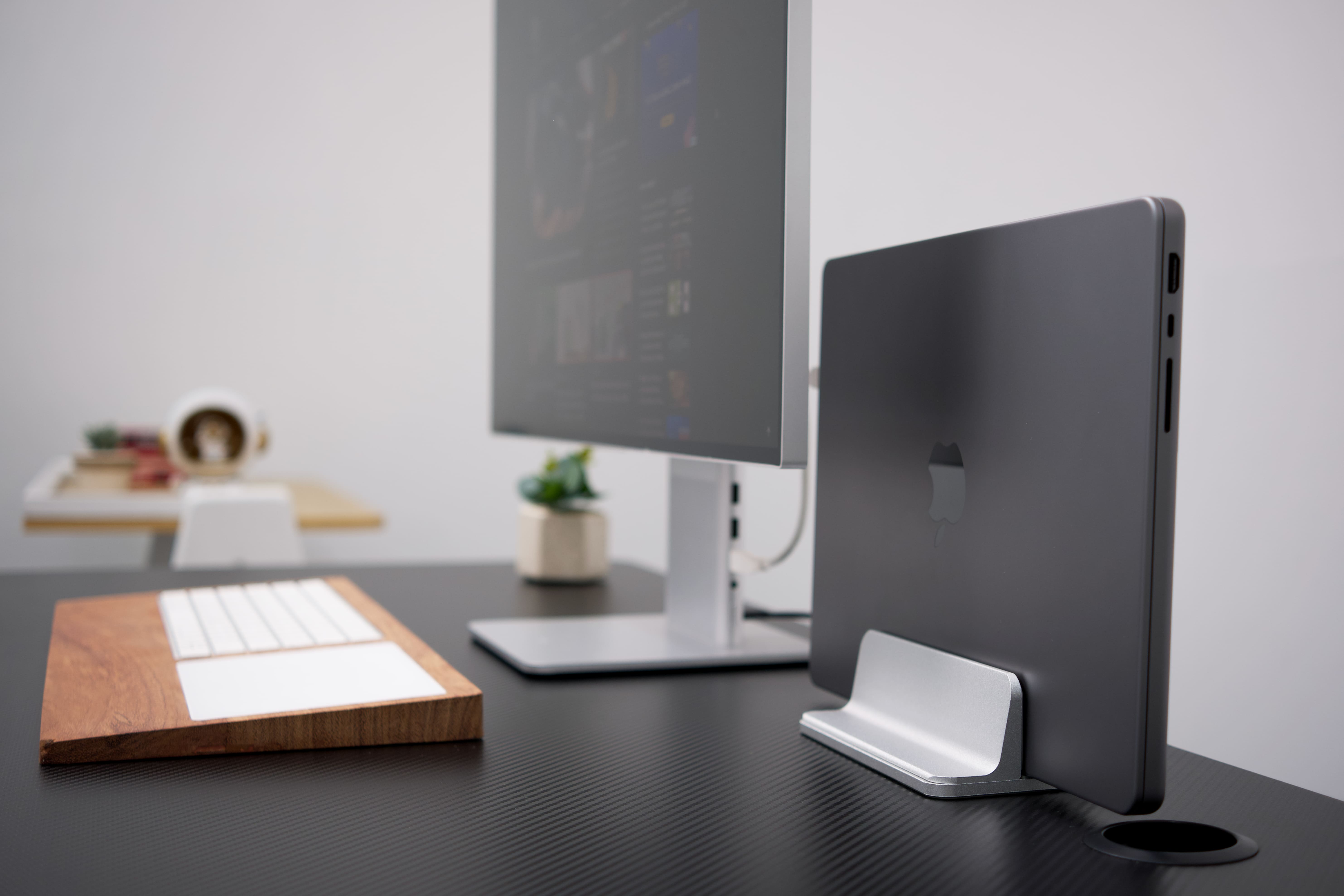 Trên tay đế dựng MacBook đứng giúp góc làm việc gọn gàng và đẹp hơn