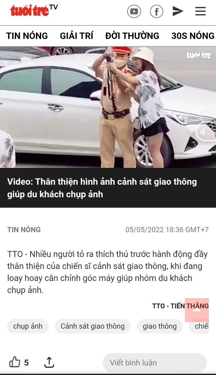 Nhiều người tỏ ra thích thú trước hành động đầy thân thiện của chiến sĩ cảnh sát giao thông, khi...