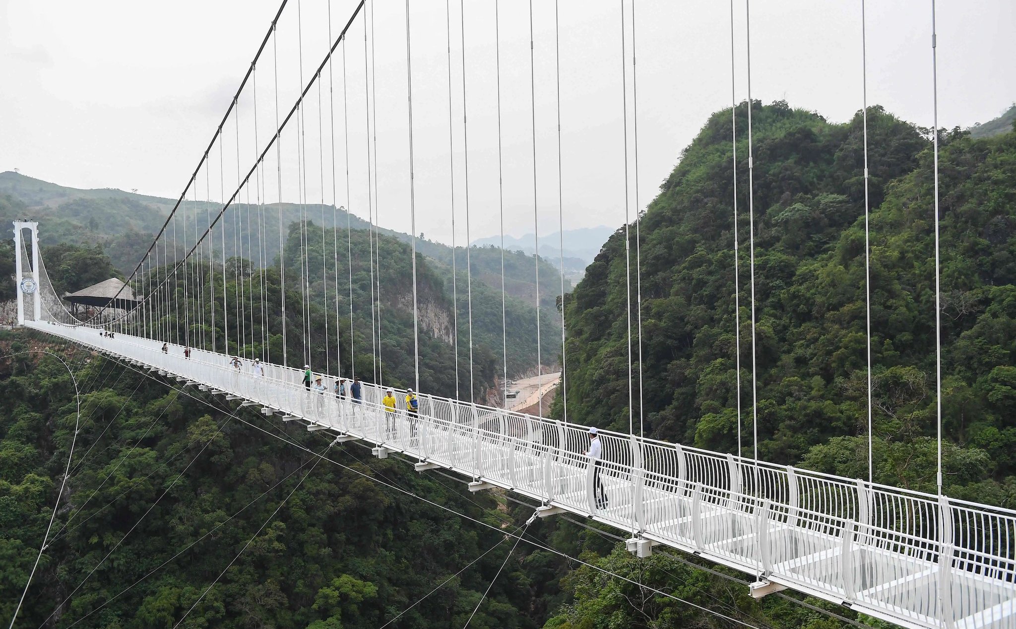 Cầu kính dài nhất thế giới ở Mộc Châu đi vào hoạt động