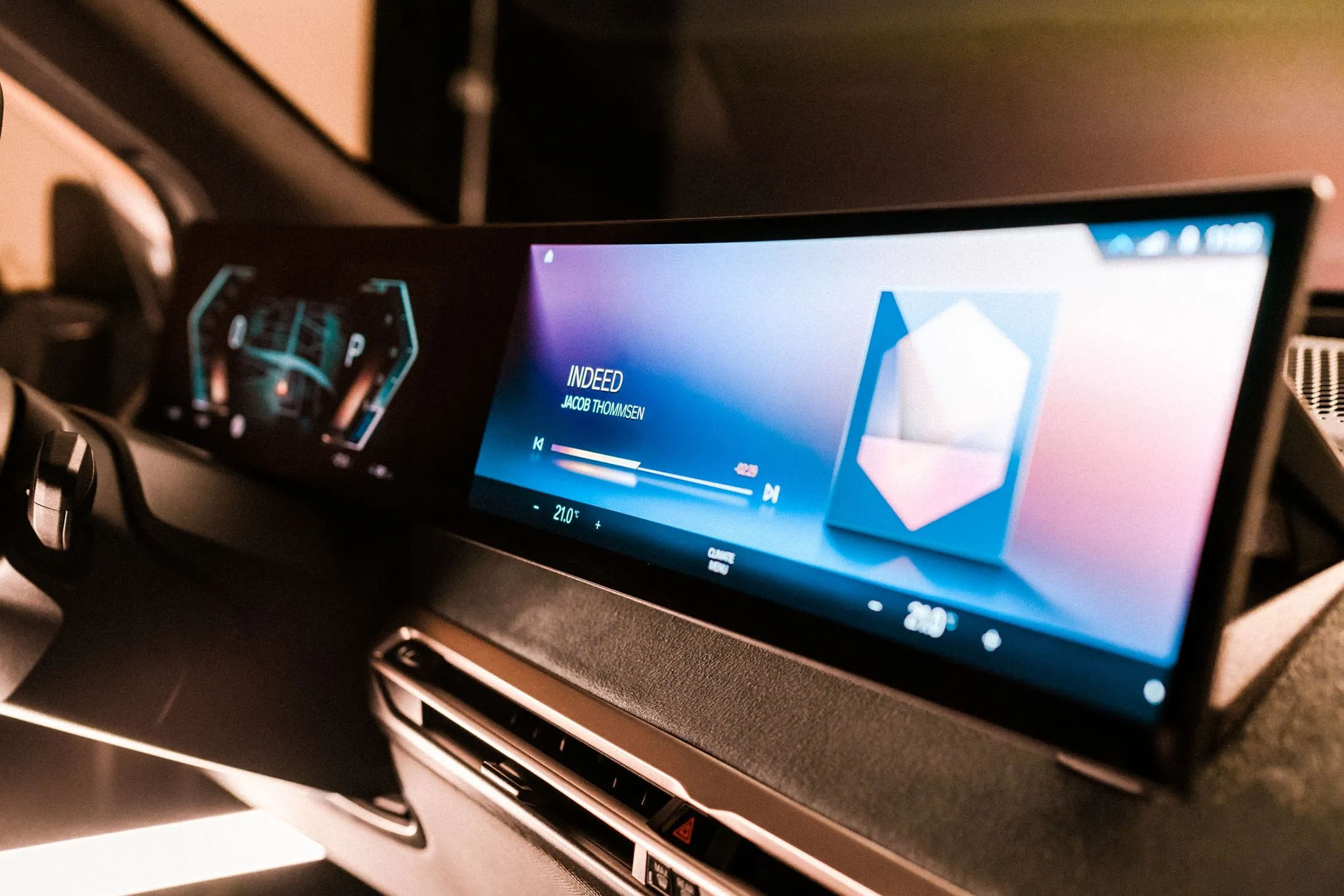 Nhà thiết kế nội thất BMW i: Xu hướng màn hình siêu bự trong ô tô sẽ kết thúc sớm thôi