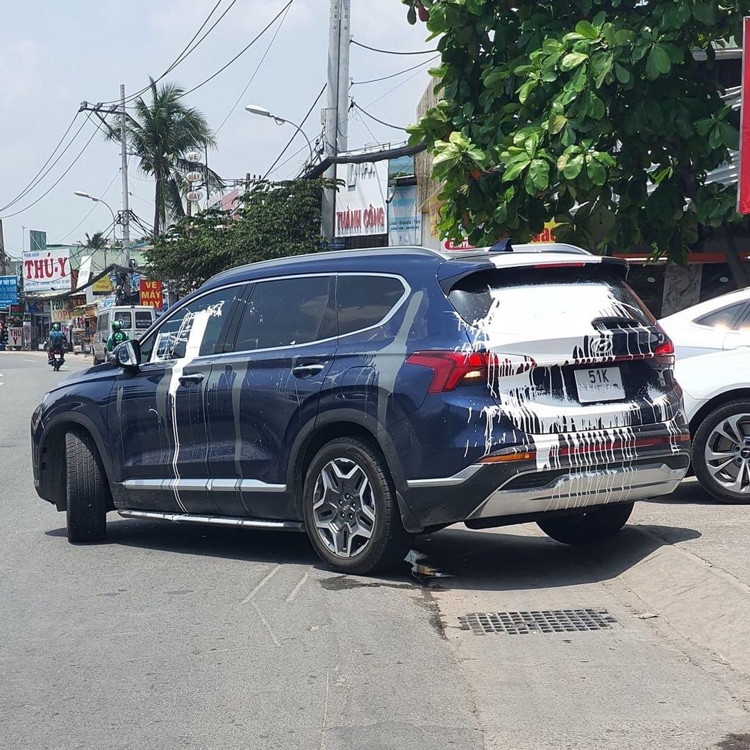 Ko biết vì lý do gì mà xe được sơn màu lạ thế này