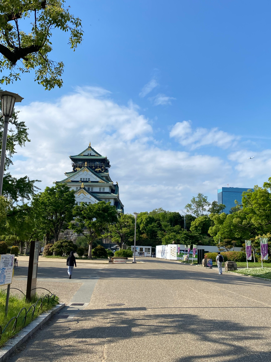 Thành Osaka nghe bảo ngày xưa chỗ ở cho vua quan Osaka, to đẹp dữ luôn mình đi bộ mà muốn gãy chân