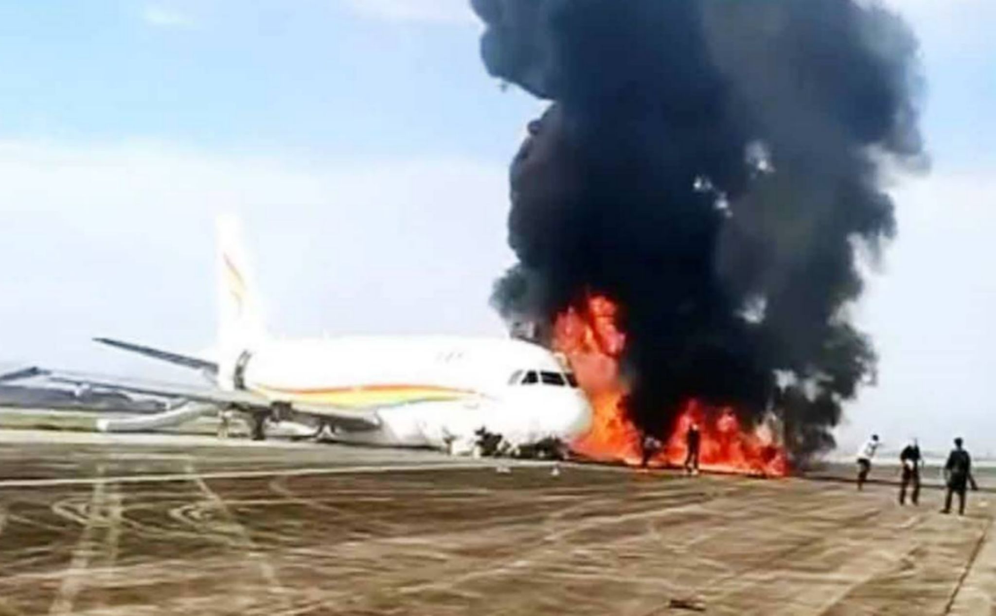 Máy bay Trung Quốc lao ra khỏi đường băng, bốc cháy dữ dội, hành khách tháo chạy